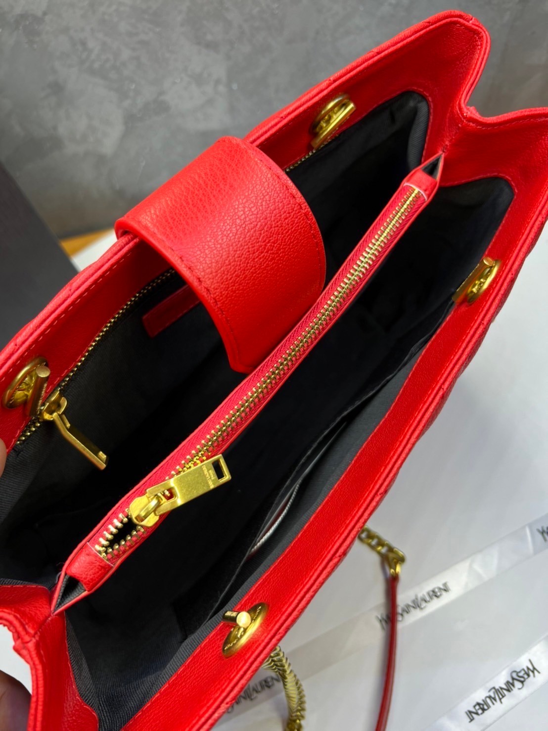 หนังแท้ Saint Laurent YSL Monogram Shopping Large Tote Bag กระเป๋าทรงช้อปปิ้งใบใหญ่ จุของได้เยอะ ภายในแบ่ง 2 ช่อง พร้อมซิปช่องกลาง ภาพสินค้าถ่ายจากงานขายจริง ใช้งานต่างประเทศได้