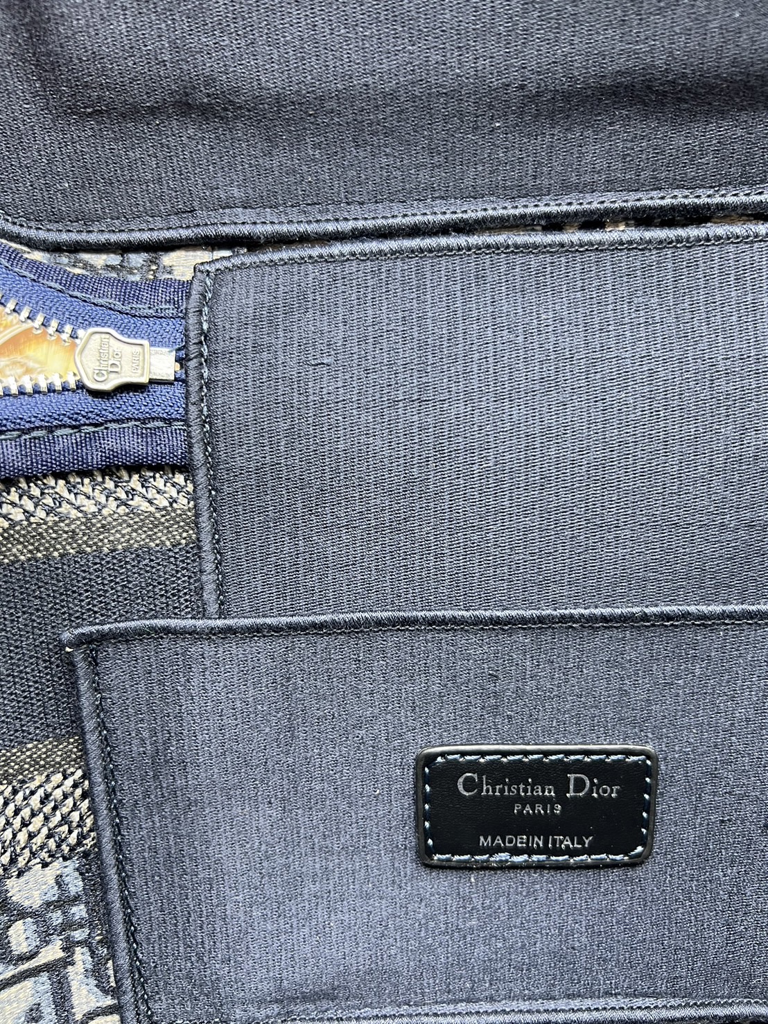 22cm Medium DiorTravel Vanity Case กระเป๋าใส่เครื่องสำอางใบกลาง จุของได้เยอะ มาพร้อมกับลวดลาย Oblique ปักอย่างประณีตและประดับด้วยสัญลักษณ์ Christian Dior Paris มาพร้อมสายสะพายและหูจับในตัว