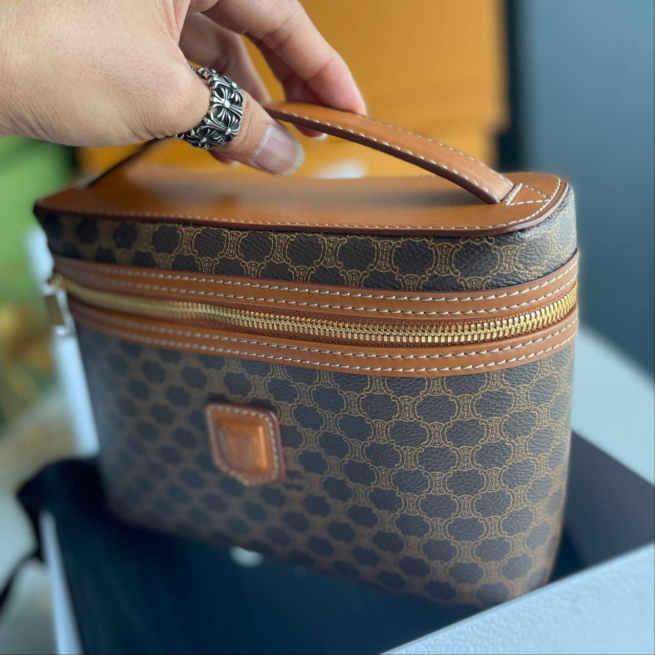 หนังแท้ CELINE VANITY VINTAGE BAG / Celine Macadam Vanity Bag Dark brown กระเป๋าถือ ใส่เครื่องสำอางค์หรือของใช้ต่างๆได้ ภายในโล่งกว้าง ซิปรอบใช้งานง่าย จุของได้เยอะ เกรดออริจินอลงานหนังแท้ทั้งใบ พิมพ์ลายคมชัด ปั้มลายชัดเจน ภาพสินค้าถ่ายจากงานขายจริง ใช้งา
