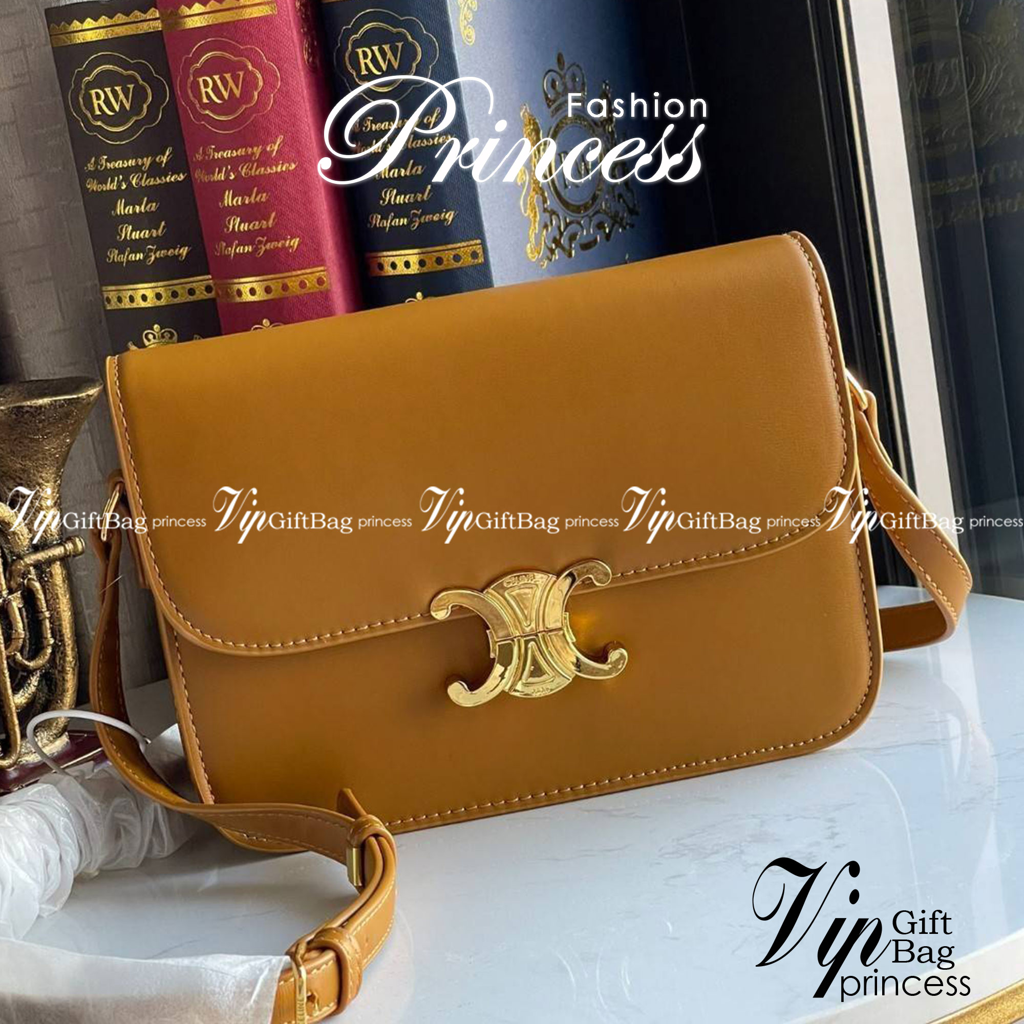 Celine MEDIUM TRIOMPHE BAG IN SHINY มีรูปทรงเป็นกล่องคล้ายกับกระเป๋า Classic Box แต่มีการออกแบบโลโก้ที่สะดุดตาแบบวินเทจ ด้วยดีไซน์ที่ดูโฉบเฉี่ยว แต่คงความคลาสสิคอย่างเต็มเปี่ยม ทำให้เป็นที่ดึงดูดความสนใจของสาวๆ สายสะพายสามารถปรับระดับได้ มีความคล่องตัวในก