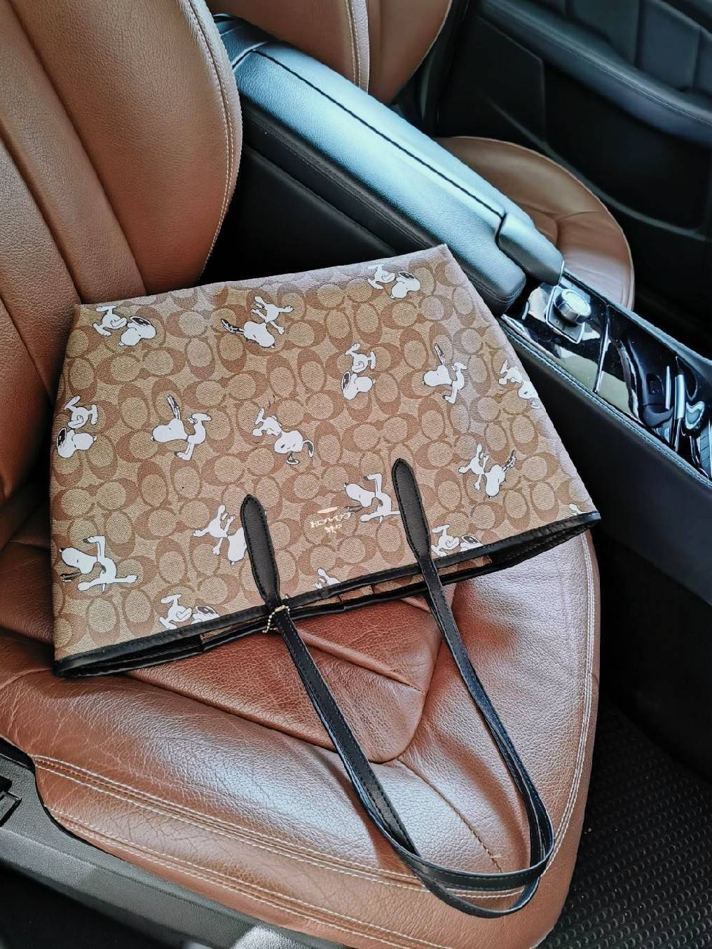 COACH FACTORY TOTE IN SIGNATURE LEATHER BAG X SNOOPY COLLECTION กระเป๋าสะพายคอลเลคชั่นสุดพิเศษจาก Coach Factory วัสดุ Signature refined calf leather หนังแท้ลายแบรนด์ คอลเลคชั่น Snoopy เทคเจอร์สวยอยู่ทรงดีไซน์ยอดนิยมด้านหน้ามีโลโก้ ภายในมีโลโก้กว้างและจุสุ