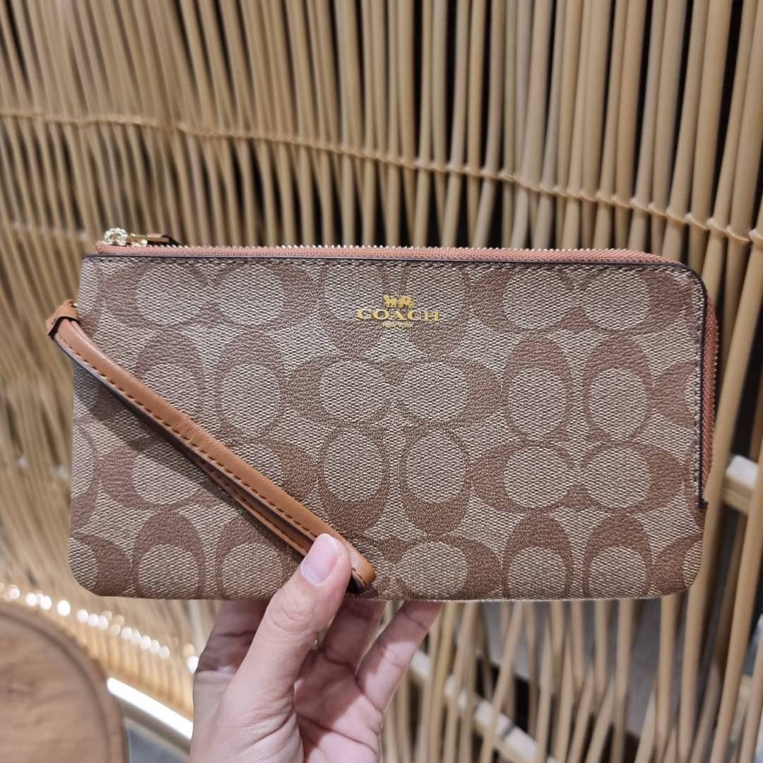COACH F54057 DOUBLE ZIP WALLET IN SIGNATURE กระเป๋าคล้องมือ size L ใบนี้ใส่มือถือได้ทุกรุ่น ขนาดกำลังดี พกพาสะดวกมากๆ วัสดุหนังสังเคราะห์ ภายในเป็นผ้าสีสวยคม ใส่ธนบัตร ใส่บัตรได้เยอะ ใส่มือถือได้สบายๆทุกรุ่น ตอบโจทย์สาวๆที่ไม่ชอบพกเยอะวุ่นวายจ้า ใบนี้เอาอ