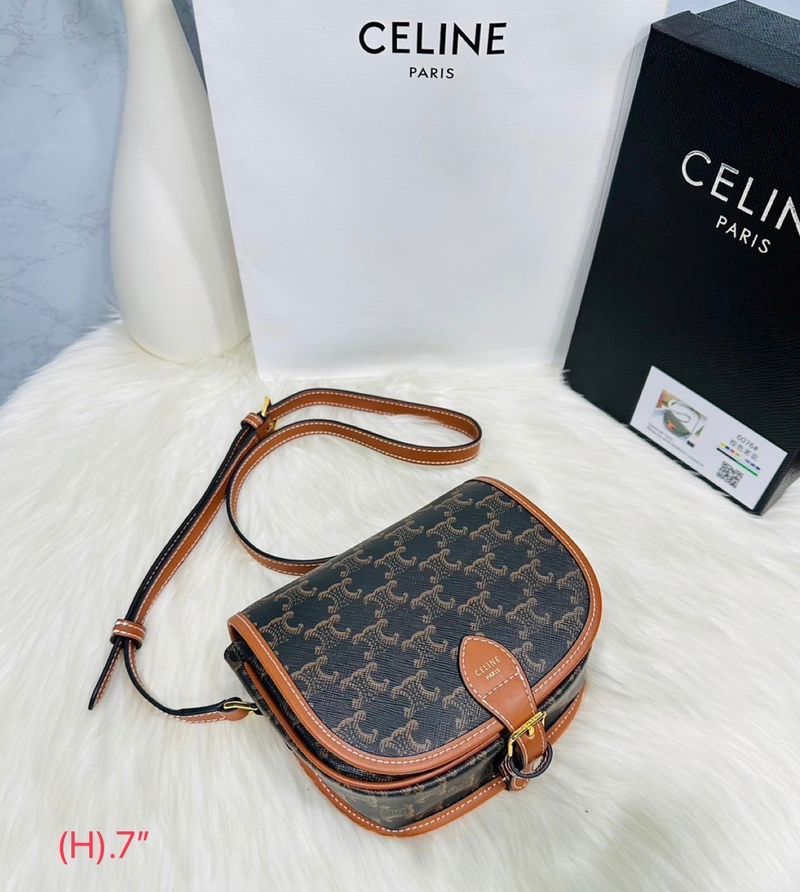 CELINE Folco bag in Triomphe canvas and Leather กระเป๋าสะพายข้าง รุ่นตามหาเข้าเพิ่มเติมสต๊อกพร้อมส่งแล้วค่าสาวๆ รุ่นยอดฮิต ขายดีไม่มีตก ทรงสวยโดดเด่นเป็นเอกลักษณ์ ดีไซน์โค้งมนสวยงาม