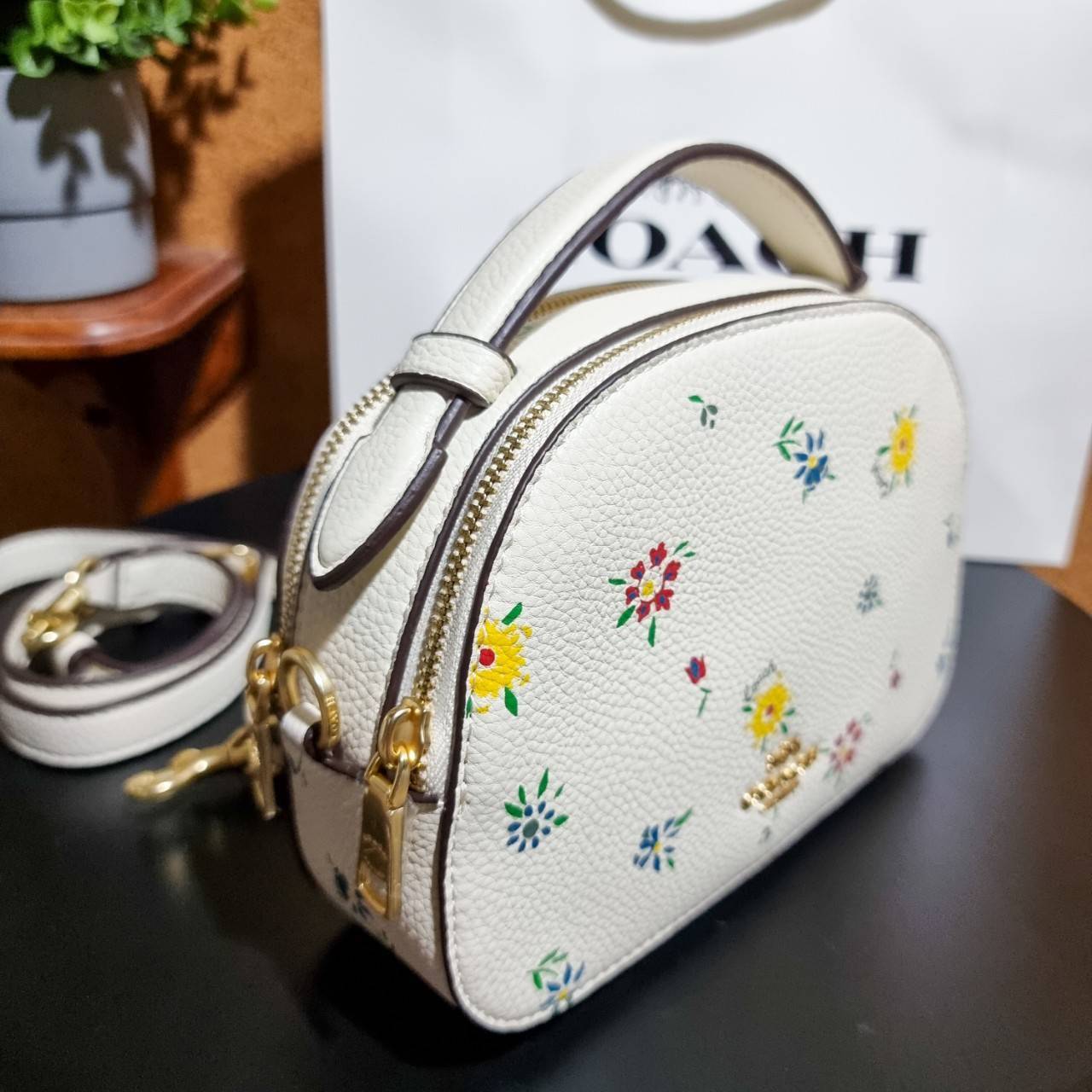 COACH C4252 SERENA SATCHEL WITH WILD MEADOW PRINT อีกหนึ่งคอลเลคชั่นตัวท็อป ที่ขายได้ตลอดปี ดีไซน์ใหม่ล่าสุด สไตล์คุณหนู ลุคหวานๆ กระเป๋าสะพายข้าง สวยอยู่ทรง สะพายขับผิวเป็นที่สุด วัสดุหนัง pepble สัมผัสนิ่ม เปิด-ปิดด้วยซิป 2 ช่องหลัก ภายในเป็นช่องโล่ง เก