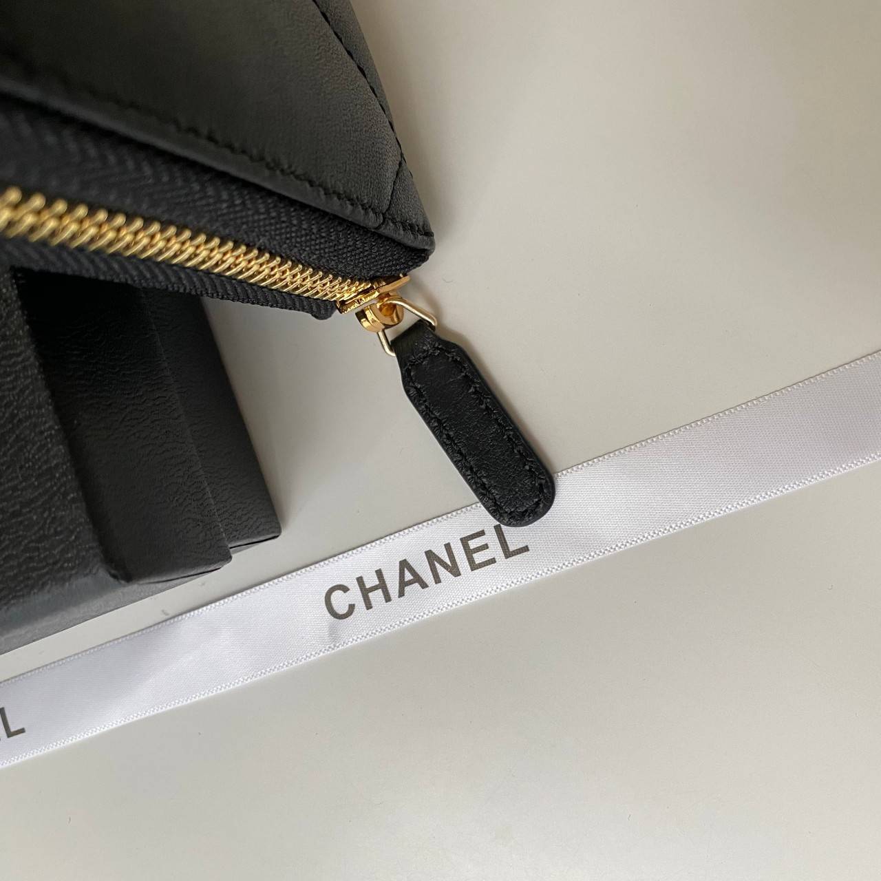 พรีเมี่ยมกิ๊ฟแท้ 100% 】CHANEL WALLET ZIP หนังแท้ กระเป๋าสตางค์ใบยาวซิปรอบ แนะนำรุ่นนี้ค่ะ งานพรีเมี่ยมกิ้ฟท์จากเค้าเตอร์ต่างประเทศ หนังสัมผัสเรียบ จากแบรนด์ CHANEL (GWP) ด้านหน้ามีโลโก้แบรนด์ CC โซ่ทองหรู