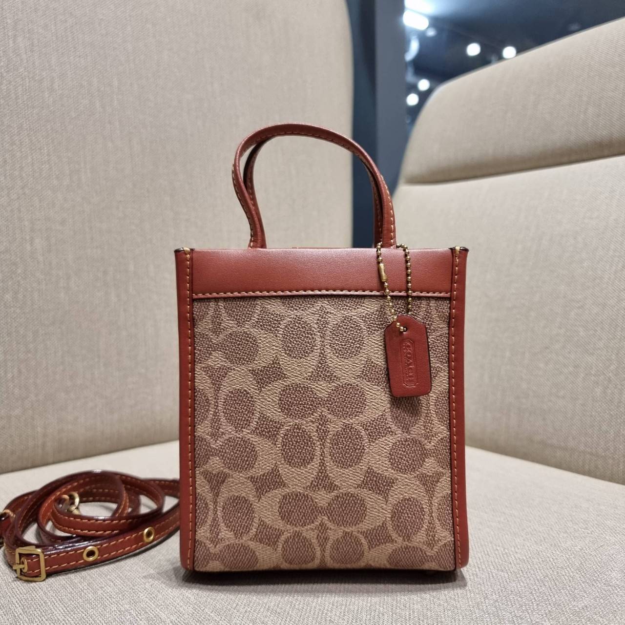 COACH C5277 MINI CASHIN TOTE IN SIGNATURE CANVAS กระป๋าสะพายข้างไซส์มินิ ไอเท็มหายาก!! ที่น่ารักที่สุด!! น่าใช้ไม่อยากวาง!! ยกให้น้องสาวใบนี้จริงๆ ดีไซน์รูปทรงโท้ทคลาสสิค วัสดุหนังแคนวาสสลับหนังแท้ มีหูจับในตัวและสายสะพายข้าง ปากกระเป๋ามีสายหนังแถบแม่เหล็