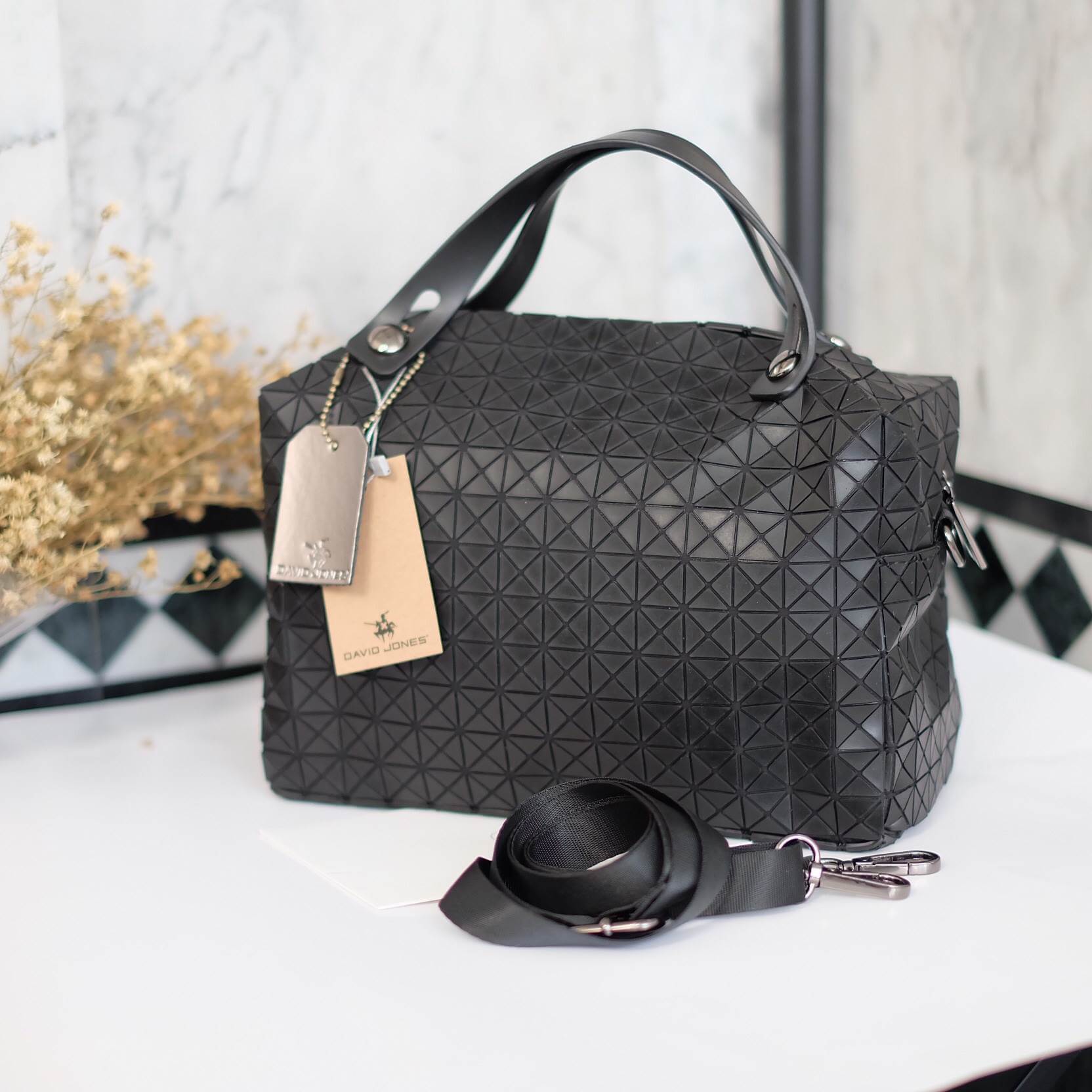 สินค้าขายดีที่สุด ทรงยอดฮิต จากแบรนด์ David Jones สวย น่ารัก ขนาดตอบทุกโจทย์การใช้งาน เห็นแล้วหลงรักเลยคะ ตัวกระเป๋าขนาดกำลังดี จุของคุ้ม สวยมาก ดูแลรักษาง่าย พร้อมสายสะพายยาว ภายในมีช่องซิป และช่องใส่ของจุกจิก 2 ด้าน เลยค่า มีถุงผ้าแบรนด์ให้คะ