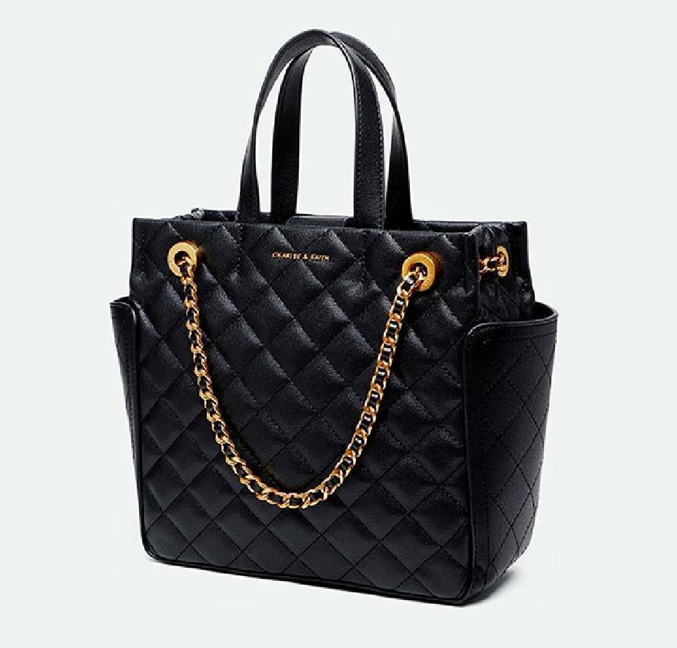 CHARLES & KEITH HANDBAG กระเป๋าถือหรือสะพายดีไซน์สวยหรูวัสดุหนังคาเวียร์อยู่ทรง ด้านหน้ามีโลโก้ ด้านข้างมีช่องใส่ของ มีหูจับถนัดมือ พร้อมสายสะพายโซ่มีที่รองบ่าสามารถใช้สายคู่สะพายไหล่หรือสายเดี่ยว Crossbody ได้ มีหมุดรองฐานกันรอย ภายในมีช่องซิปเเละช่องใส่