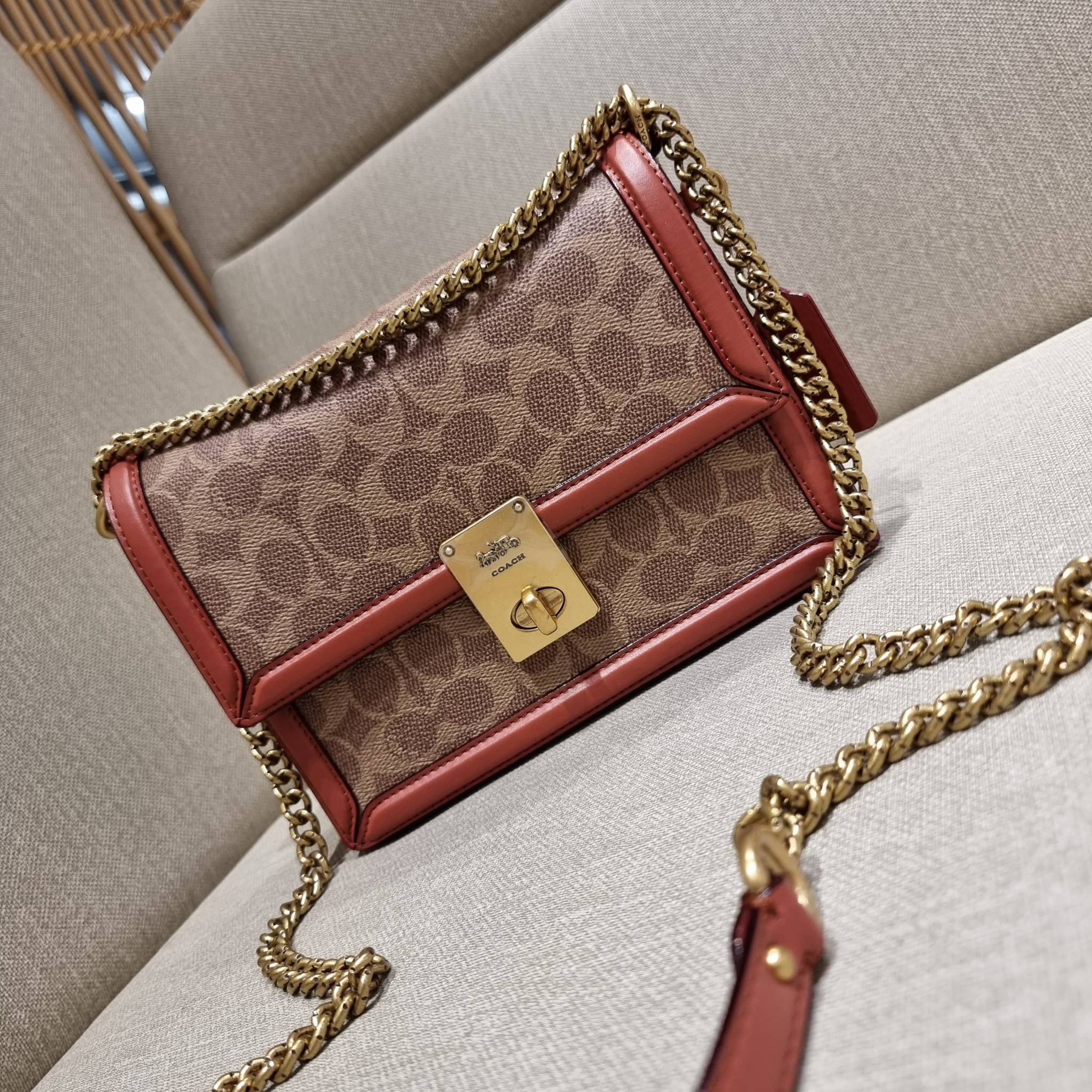 COACH 3492 HUTTON SHOULDER BAG IN SIGNATURE CANVAS sold out ไปกันทั่วหน้าในหลายประเทศ กับกระเป๋าสะพายที่สุดของความหรู ดีไซน์คลาสสิควินเทจ ลูกเล่นสีแทนสนิมตัดกับอะไหล่สีทองเหลืองดูย้อนยุคและหรูหรา วัสดุหนังแคนวาสสลับหนังแท้ สายสะพายโซ่สลับหนัง ปรับสะพายได้