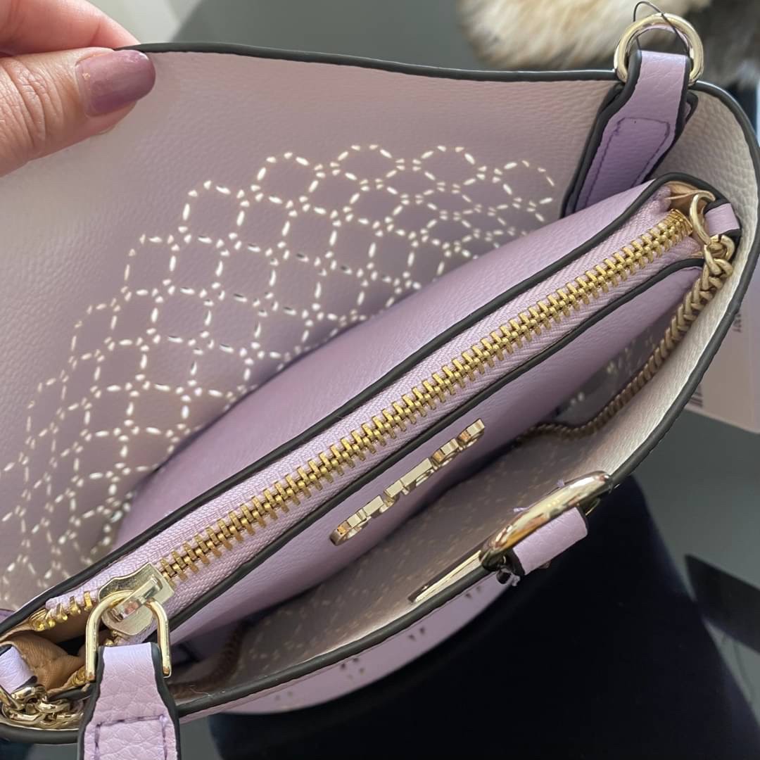 Guess Amara Bucket Handbag ซื้อ 1 ได้ถึง 2 กระเป๋ารุ่นใหม่ล่าสุดทรงถังสุดน่ารัก พิมพ์ลายรอบใบ วัสดุหนังนิ่มคุณภาพดี นิ่ม น้ำหนักเบา ด้านหน้าประดับด้วยโลโก้แบรนด์สวยโดดเด่น เปิด-ปิดด้วยด้วยตัวคล้องอะไหล่เงินสะดวกใช้ ด้านในโล่ง มีสายยาวปรับระดับได้มาให้ มาพ