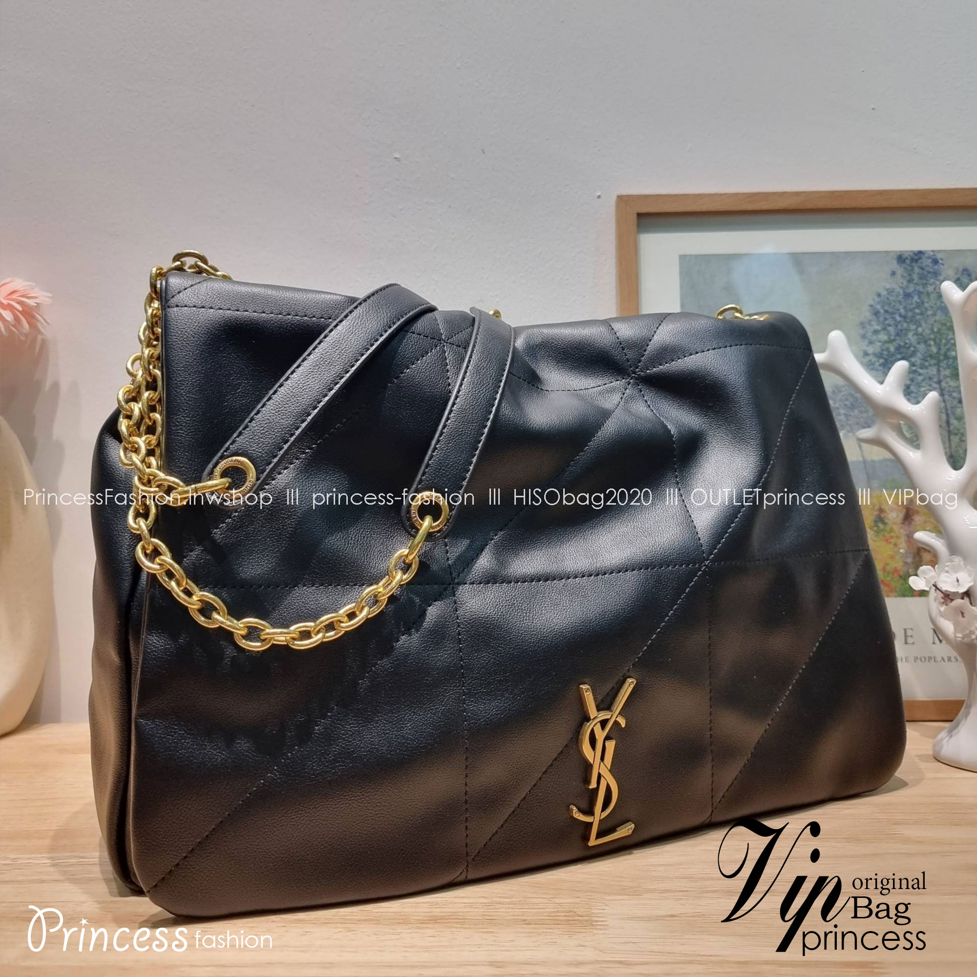 YSL jamie 4.3 in lambskin กระเป๋าสะพายใบใหญ่ เรียบหรู ดูปัง ดูแพง สีดำคลาสสิคตัดกับอะไหล่สีทองได้อย่างลงตัว ครบเครื่องตัวมัม! ดีไซน์ใหม่ 2023 สัมผัสผิวกระเป๋าดูดีมากๆ