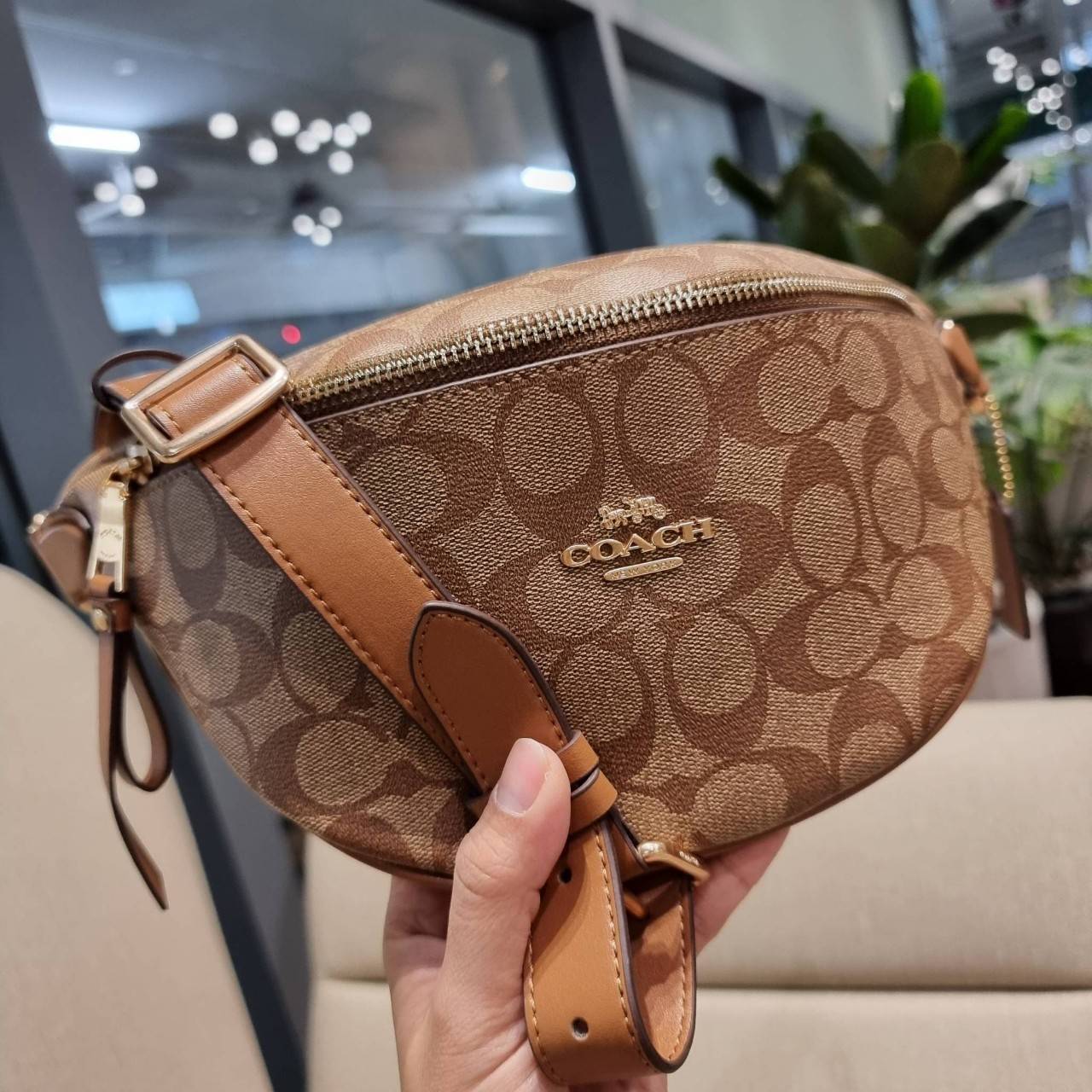 COACH F48740 BELT BAG IN SIGNATURE CANVAS กระเป๋าคาดอกทรง Unisex ที่ขายดีถล่มทลาย!! ขายได้ตลอดปี!! สวยเท่ทุกสี วัสดุหนังแคนวาสเคลือบคุณภาพดี ทนทาน ใช้งานง่าย ภายในเป็นช่องโล่ง เหมาะสำหรับคนที่ชอบพกอะไรง่ายๆ รับรองตอบโจทย์น้า
