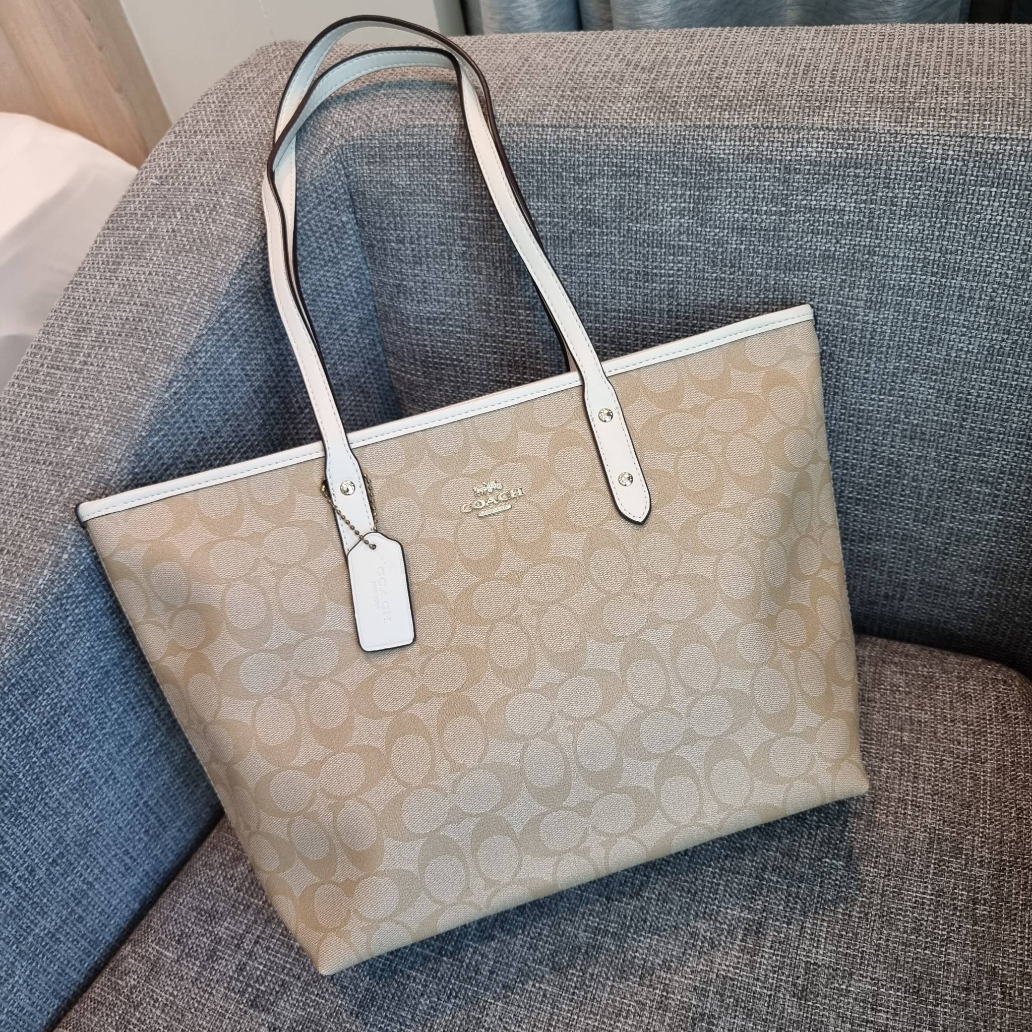 OUTLET 】COACH F58292 CITY ZIP TOTE IN SIGNATURE 16" รุ่นขายดี!! ไซส์ใหญ่ สีสวยมาให้แบบจัดเต็ม!! กระเป๋าถือทรงโท้ทใบใหญ่ สวยน่าใช้ทุกสี สะพายคล้องไหล่ได้เก๋ๆ จุของแน่นๆไปเลยจ้า!! วัสดุหนังแคนวาสคุณภาพ ปากกระเป๋าเปิด-ปิดด้วยซิป กันของหล่นได้ ถือไปไหนก็