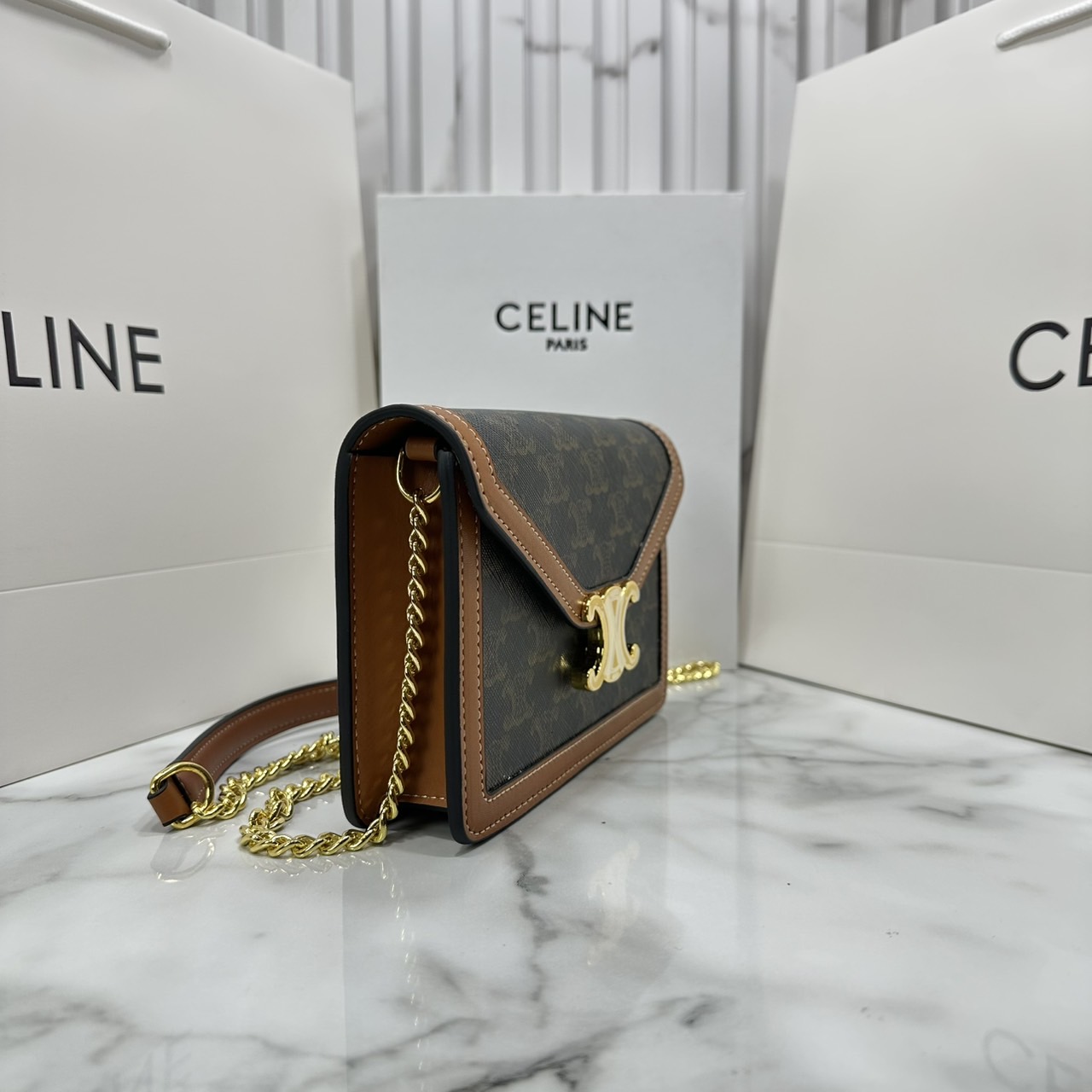 ORI หนังแท้ | CELINE WALLET ON CHAIN MARGO IN TRIOMPHE กระเป๋าสะพายสวยอยู่ทรงตั้งได้ รูปทรงย้อนยุคสไตล์วินเทจลัคชู ดีไซน์เอกลักษณ์ ขนาดกำลังดี