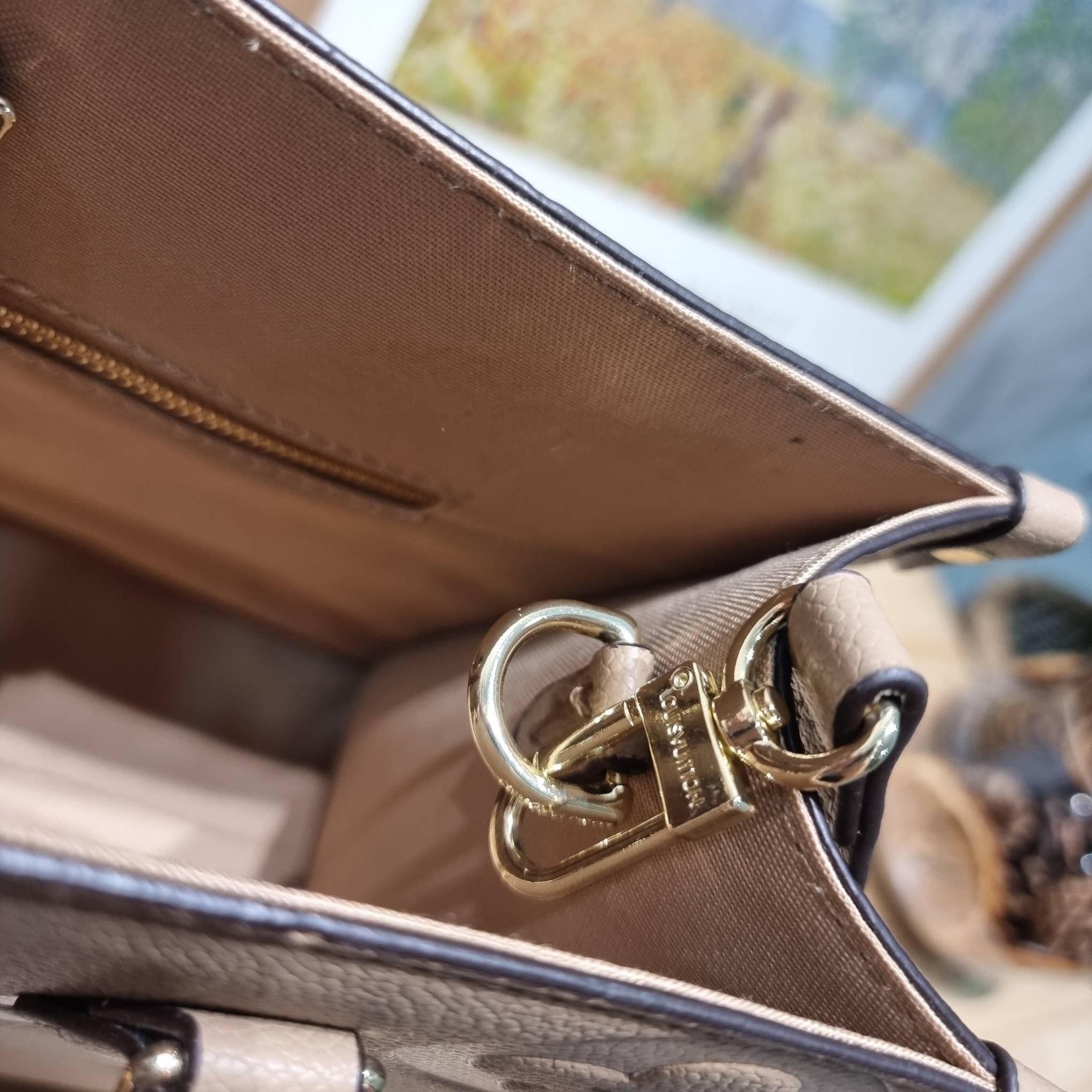 LV Onthego / LV crossbody tote bag กระเป๋าทรงโท้ทเวอร์ชั่นดั้งเดิม ที่คลาสสิค ผู้ดี หรูหรา โทนสีใช้งานง่าย ได้ทุกลุค ทุกสไตล์ วัสดุหนังลูกวัว ผิวลายเกรน มาพร้อมหูจับในตัว คล้องแขนก็ดูแพง หรือจะเกี่ยวสายครอสสะพายก็อัพลุคได้เลย ภายในโล่งกว้างมาก มีอะไหล่เกี