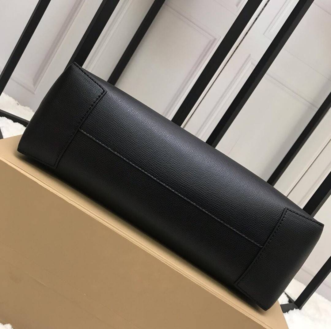 VIP 🥂 BURBERRY FRAGRANCES TOTE BAG VIP รุ่นแนะนำ ดีไซน์สวยโดดเด่นหนังสีดำขึ้นเทคเจอร์ด้านหน้ามีโลโล้แบรนด์ ภายในลายวินเทจสุดคลาสสิค โล่งกว้างมีช่องซิปเล็กและโลโก้ด้านใน สามารถใส่เอกสาร A4 Notebook ipad สัมภาระได้เยอะจุใจ หูหิ้วหนังจับถนัดมือสะพายไ