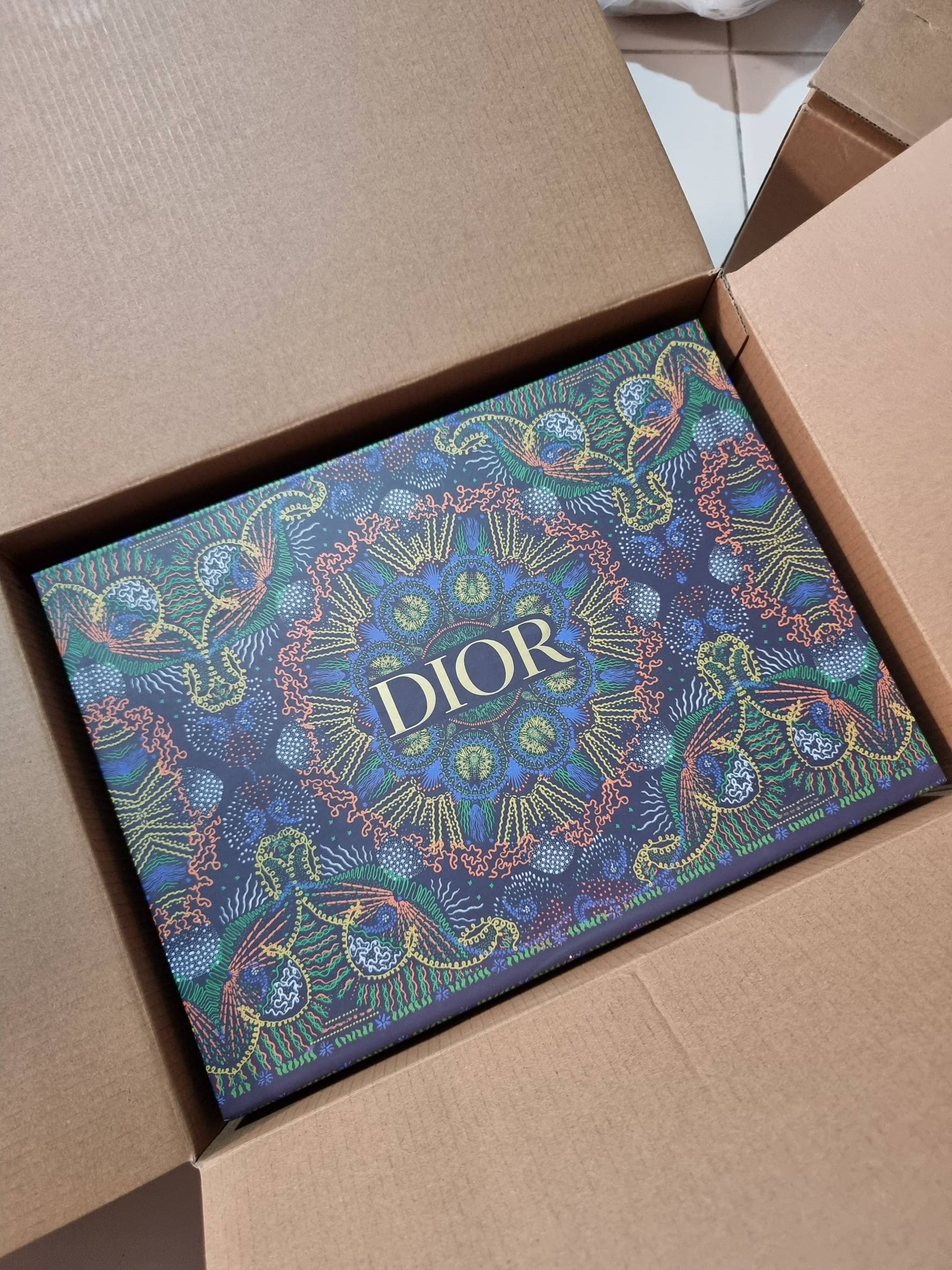 DIOR CD MINI LADY STUDDED BAG กระเป๋าสะพายข้างพรีเมี่ยมกิ๊ฟสุดฮอต ดีไซน์ตกแต่งหมุดเต็มใบ ไม่มีคือพลาด หรูจริงอะไรจัง ทรงกล่องคลาสสิค วัสดุหนังแท้ โดดเด่นด้วยพวงกุญแจโลโก้สีทองลิมิเต็ด มีหูจับในตัวและสายครอสบอดี้สุดเลิศ แต่งเติมดีเทลอัพราคาไปอีก ภายในเป็นช