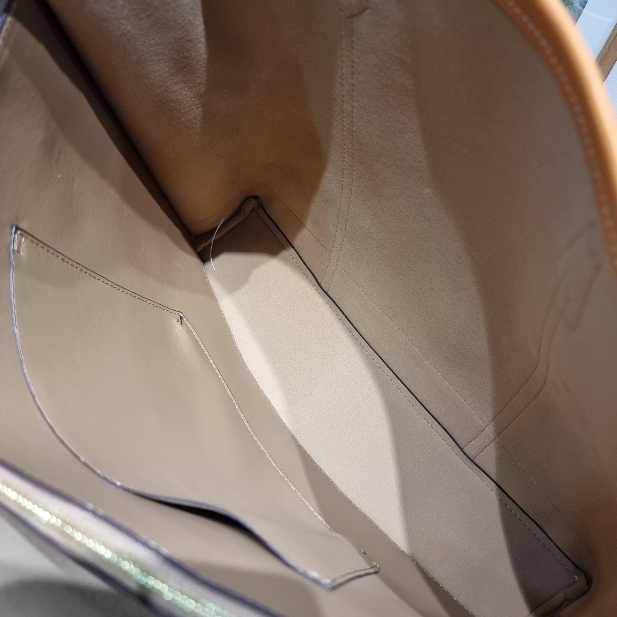 TORY TOTE BAG / TORY BURCH PERRY EMBROIDERED T MONOGRAM TRIPLE-COMPARTMENT TOTE BAG ใหม่ล่าสุด กับกระเป๋าทรงโท้ทใบใหญ่ ลวดลายโมโนแกรมสุดคลาสสิคที่ถูกดีไซน์รังสรรค์ด้วยงานปักสุดชิค น่าใช้ใจฟูแค่แรกเห็น ดีเทลดีงาม