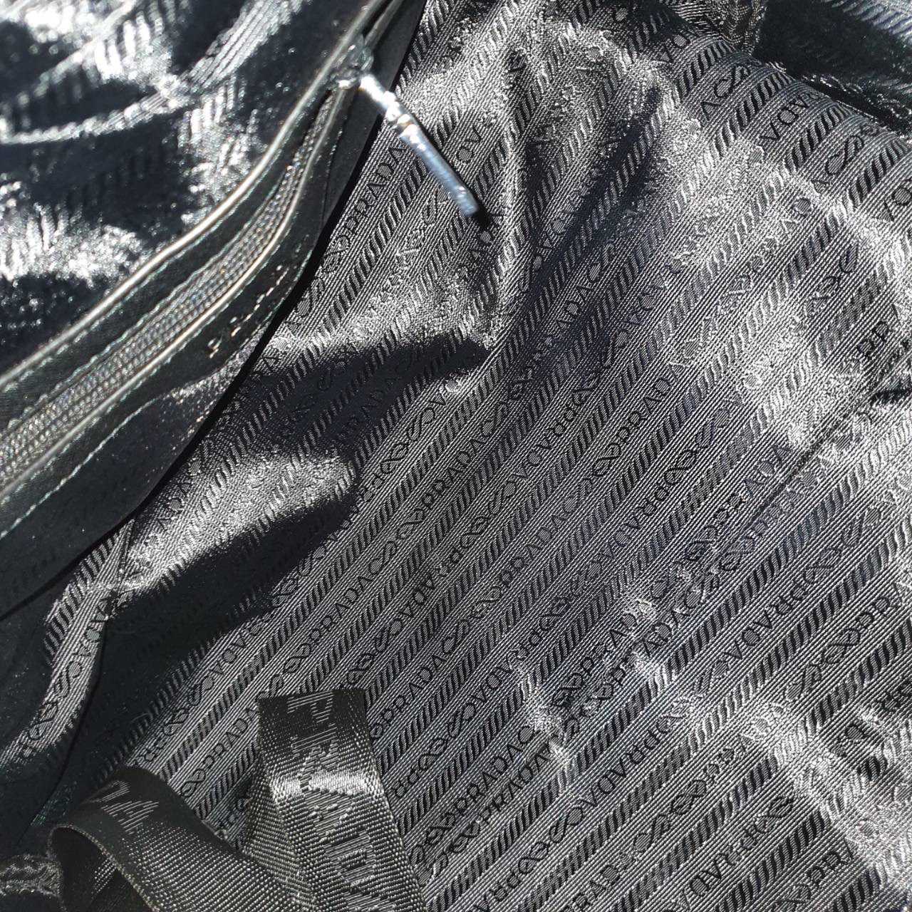 กระเป๋าเดินทาง อีกรุ่นขายดี!!! ของมันต้องมี♡ มาใหม่กับงานพรีเมียมกิฟท์แบรนด์ PRADA กระเป๋า TRAVEL BAG ใส่ของได้เยอะมาก ไปต่างประเทศได้สบายคะ หมดห่วง ตัวกระเป๋าทำจากผ้า NyYLON อย่างดี สามารถกันน้ำได้ ทรงสวยมากคะ มีความอยู่ทรงในระดับนึงด้านหลังมีช่อง