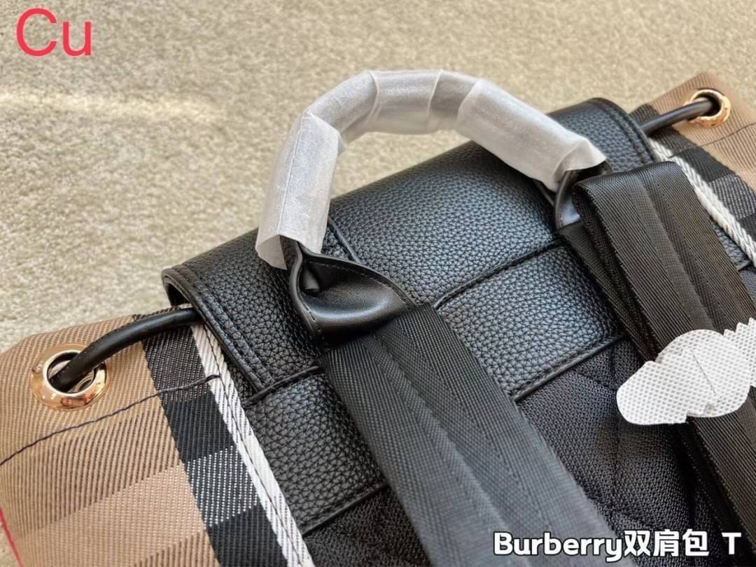 BURBERRY Rucksack Military Backpack / BURBERRY FRAGRANCES VINTAGE 2WAYS RUCKSACK BACKPACK / BURBERRY BACKPACK กระเป๋าเป้ ลาย Vintage Signature สวยคลาสสิค ภายในโล่งกว้างและช่องใส่มือถือสามารถใส่มือถือกระเป๋าสตางค์ของใช้ได้เยอะ หูจับหนัง เป็นเป้ก็ดูดีไอเท็ม