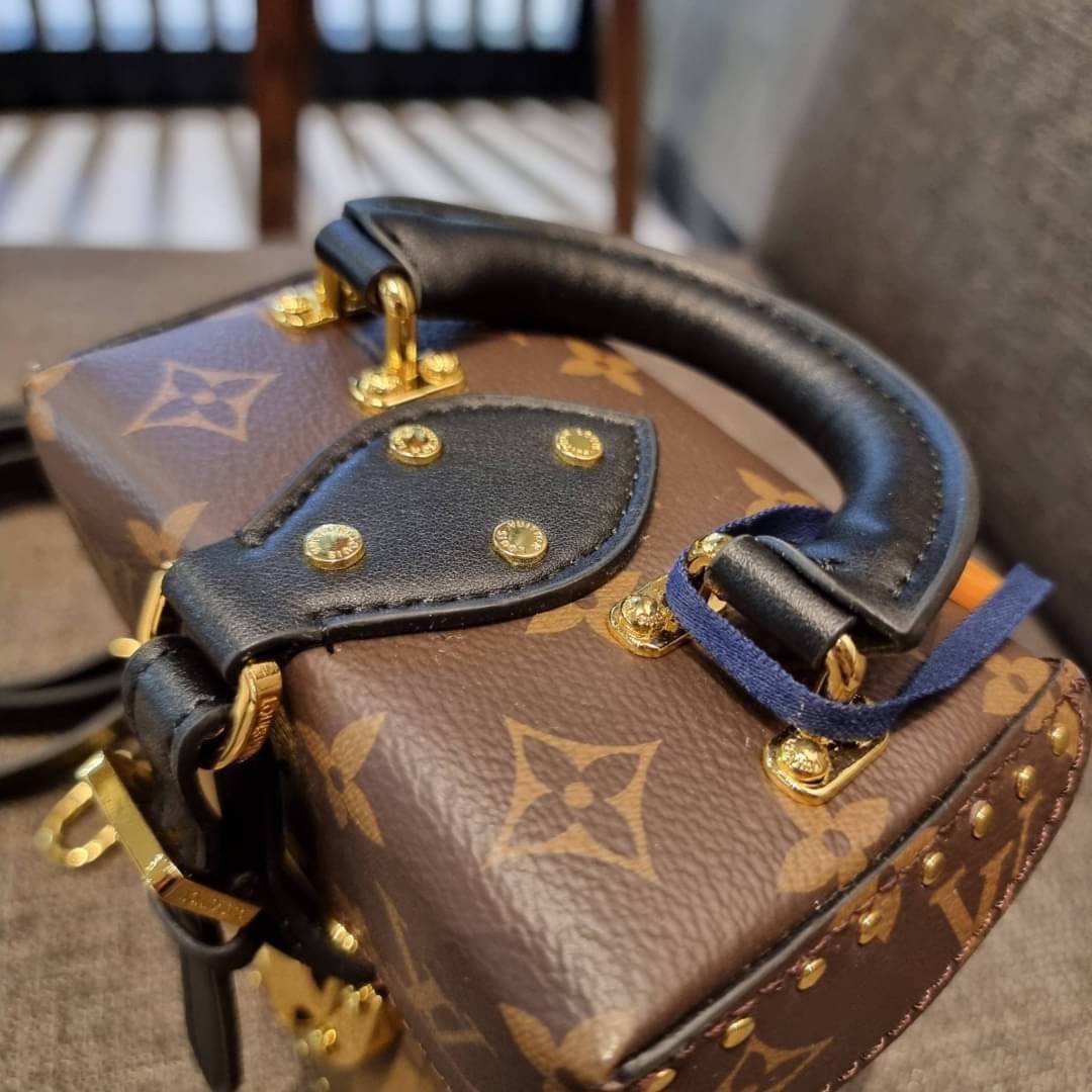 LV CROSSBODY BOX BAG / LV Reverse Monogram Camera Box Bag กระเป๋าถือ/สะพายวีไอพีพรีเมี่ยม สวยหรูทุกมุม ตกแต่งเพิ่มดีเทลด้วยหมุด วัสดุหนังแคนวาสคุณภาพ เปิดปิดด้วยตัวบีบล็อค แน่นหนา มีหูจับในตัว และสายสะพายข้างมาให้ ภายในเป็นช่องโล่ง ใส่มือถือได้ทุกรุ่น มาพ