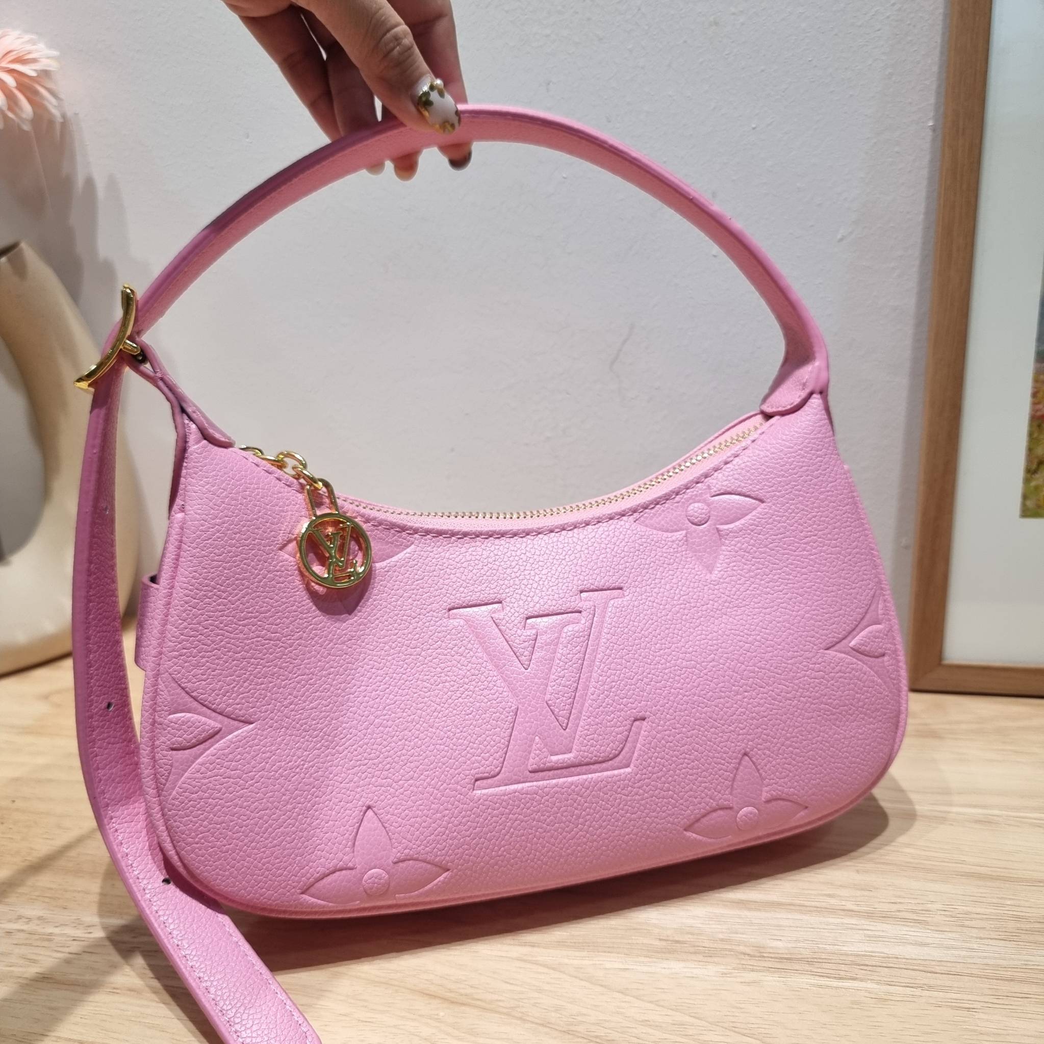 LV Mini Moon Monogram Empreinte Leather ใหม่ล่าสุด สวยสับ สวยตัวแม่ ไอเท็มเก๋ๆ ใบเดียวก็เลิศ กับกระเป๋าสะพายทรงพอช ขนาดกำลังน่ารัก พกพาง่าย รูดใช้งานสะดวกด้วยซิป ภายในเป็นช่องโล่ง มีช่องซิป ส่วนสายสะพายปรับสั้นยาวได้ตามเหมาะสม ดูดี ดูแพงทุกสี