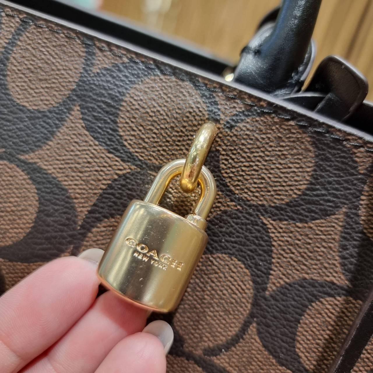 COACH ZOE CARRYALL IN SIGNATURE CANVAS เดอะเบสท์แห่งปี ต้องยกให้พี่คนสวยใบนี้เลย!! รุ่นที่สาวๆตามหา หายากอีกหนึ่ง กระเป๋าถือ/สะพายทรงสวย คลาสสิค ใบใหญ่จุคุ้ม มีดีเทลน่ารักๆที่แม่กุญแจ สามารถล็อคหัวซิปได้ กุญแจซ่อนในพวงหนังห้อยก็น่ารักไปอีก ภายในโล่งกว้าง 