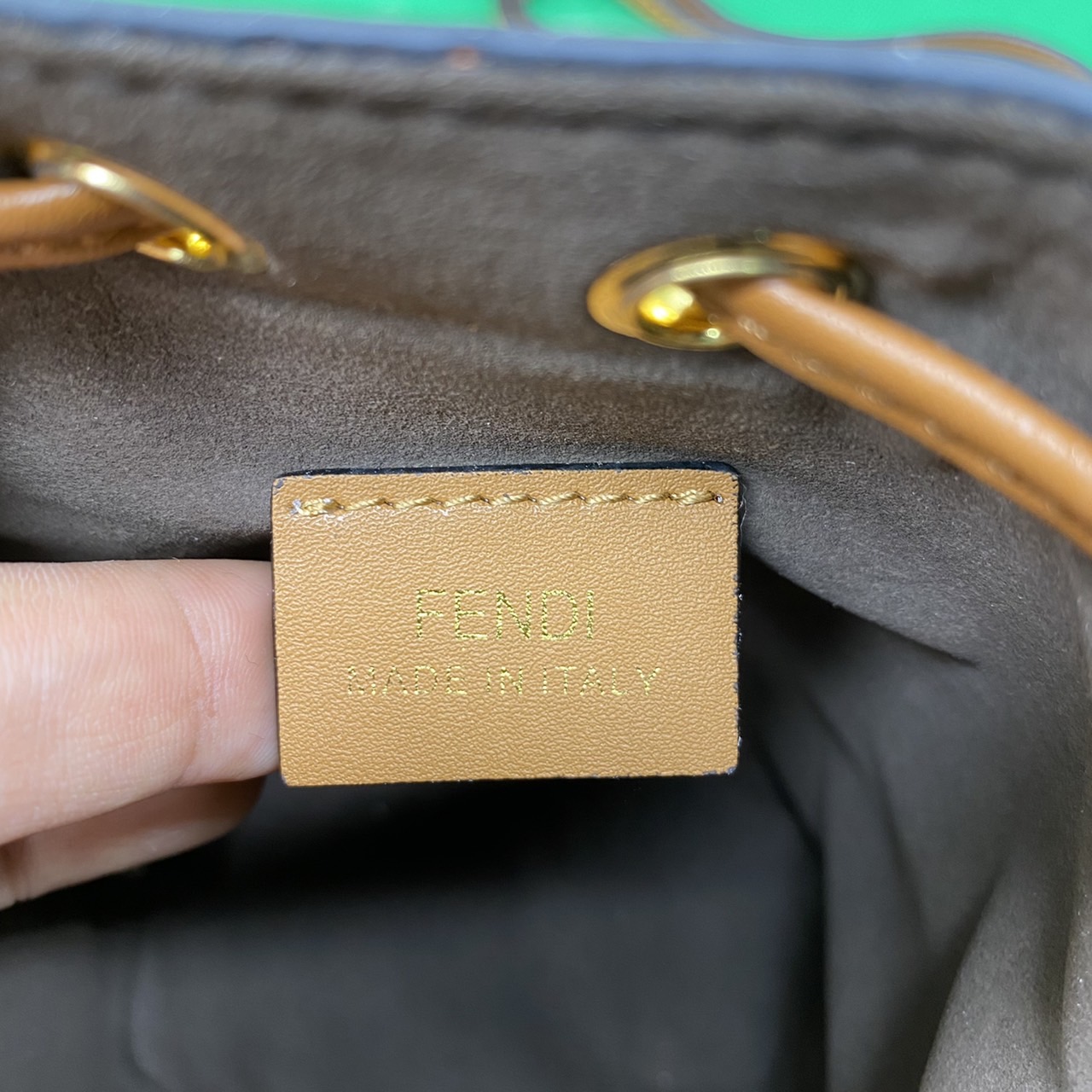 FENDI MON TRESOR MINI BAG รุ่นใหม่ล่าสุด น่ารักมากค่ะ กระเป๋าถือหรือสะพายไหล่ทรงขนมจีบสุดคลาสสิก วัสดุหนังแท้สลับผ้ากำมะหยี่พิมพ์ลายอย่างดี ลวดลายเอกลักษณ์ตามแบบฉบับแบรนด์ สวยหรู ดูแพง คุณนายสุดไปเลยค่า ถือแล้วสวยมากๆ จุของได้กำลังดี ทรงนี้ต้องมีติดตู้ไว้