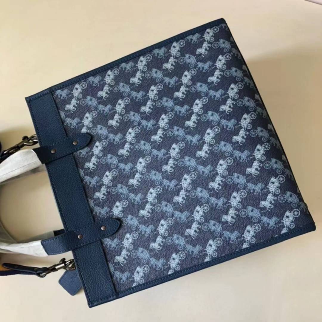 OUTLET 】Coach Field Tote With Horse And Carriage Print พร้อมส่งที่ไทย 89143 Blue True Blue Field Tote