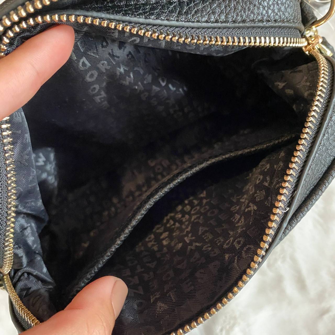 ของแท้ Kate Spade New York Mini Leather Shoulder Bag กระเป๋าสะพายขนาดมินิหนังสวยหรูอยู่ทรงด้านหน้าประดับโลโก้สีทอง