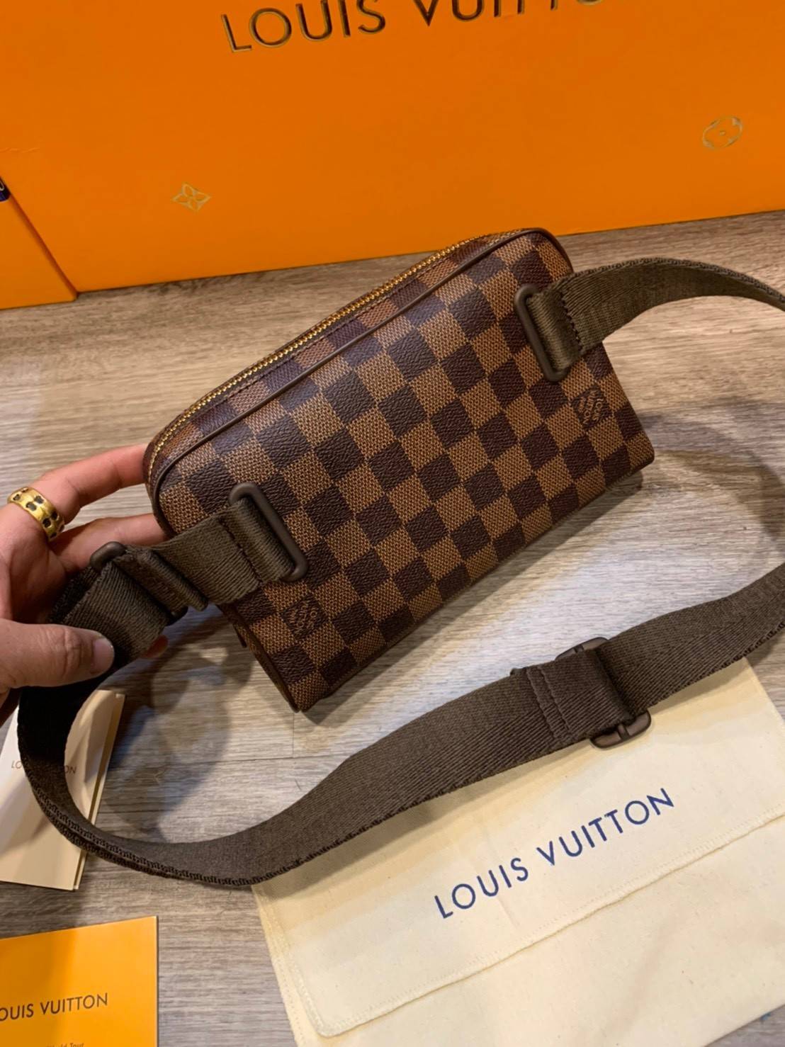 พร้อมส่งที่ไทย!! ที่นี่ที่เดียว LOUIS VUITTON Damier Ebene Brooklyn Bum Bag Louis Vuitton BeltBag กระเป๋าคาดอก คาดเอวสุดหรู งานหนังแท้ มีจำนวนจำกัดนะคะ