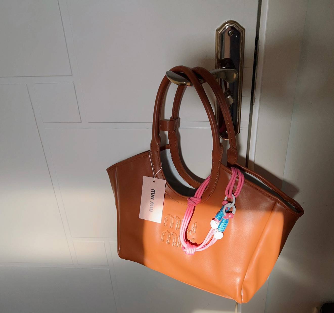 Mui Mui Ivy Tote Bag กระเป๋าสะพายทรงโท้ท ภายในโล่งกว้าง หนังนิ่มเงาสวยมาก เกรดออริ 1:1 ใช้งานต่างประเทศได้