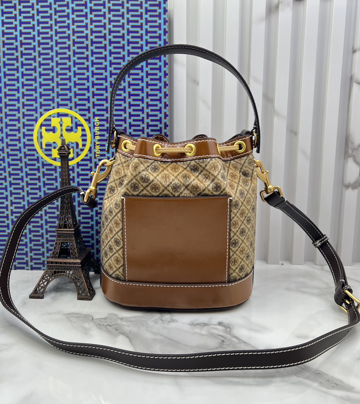 TOP ORI หนังแท้ | เกรดดีสุด TORY BURCH T Monogram Calf Hair Bucket Bag caramel brown colour-block panelled design ใหม่ล่าสุดได้สวยก่อนใคร กับกระเป๋าบัคเก็ตยอดฮิตดีไซน์ใหม่ แต่งโลโก้ด้วยขนเฟอร์สวยหรู โทนสีน้ำตาลขับผิว