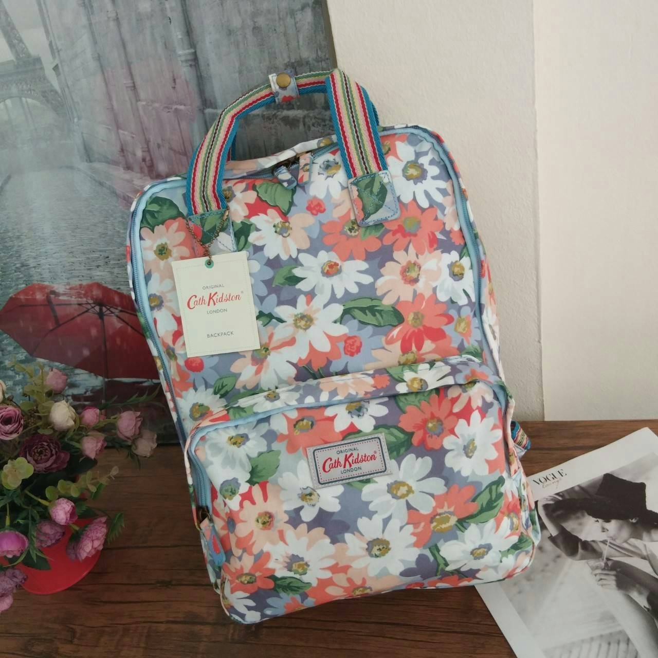 Cath Kidston Backpack Bag กระเป๋าเป้ สไตล์วินเทจ ด้านหน้ามี 1 ช่องซิป เปิดปิดด้วยซิป มีช่องหลักโล่งกว้าง และช่องเล็ก ใบนี้จุของได้เนอะ คุ้มค่าเกินราคาค่ะ