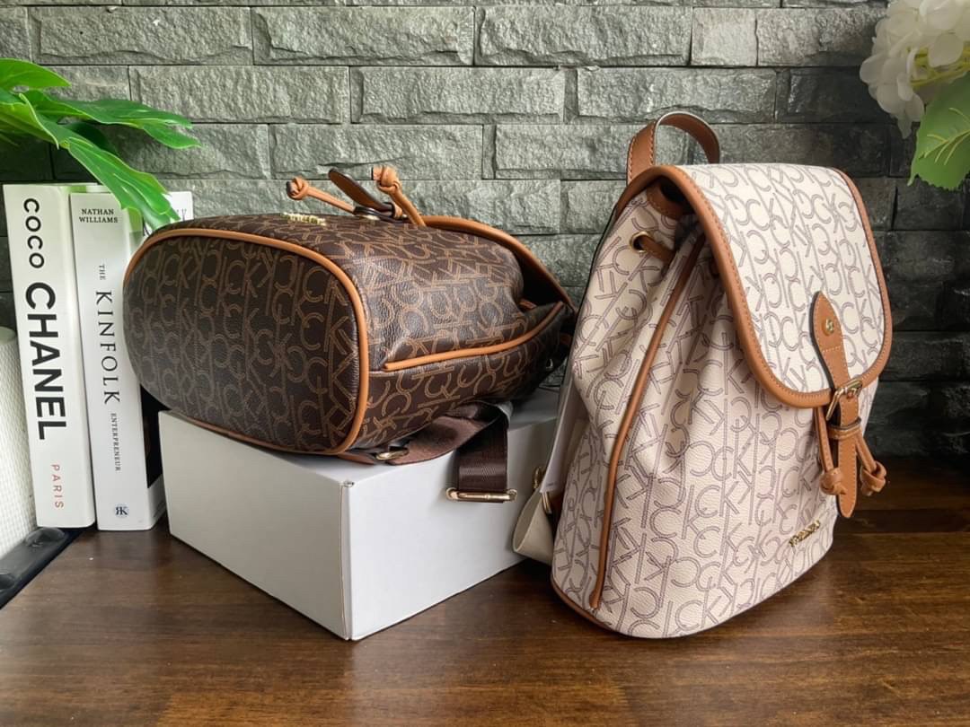 CALVIN KLEIN Monogram Backpack กระเป๋าสะพายเป้รุ่นใหม่ชนช้อป รุ่นยอดนิยม วัสดุ PVC คุณภาพดี หนังนิ่มสวย ฐานกระเป๋าแข็ง ตั้งอยู่ทรงรองรับน้ำหนักได้ดีมากๆ ตัวกระเป๋ามีน้ำหนักเบา ด้านหน้าประดับด้วยโลโก้แบรนด์ สายยาวดีไซน์เก๋ สะพายไม่เจ็บไหล่ เลื่อนปรับได้ฟรี