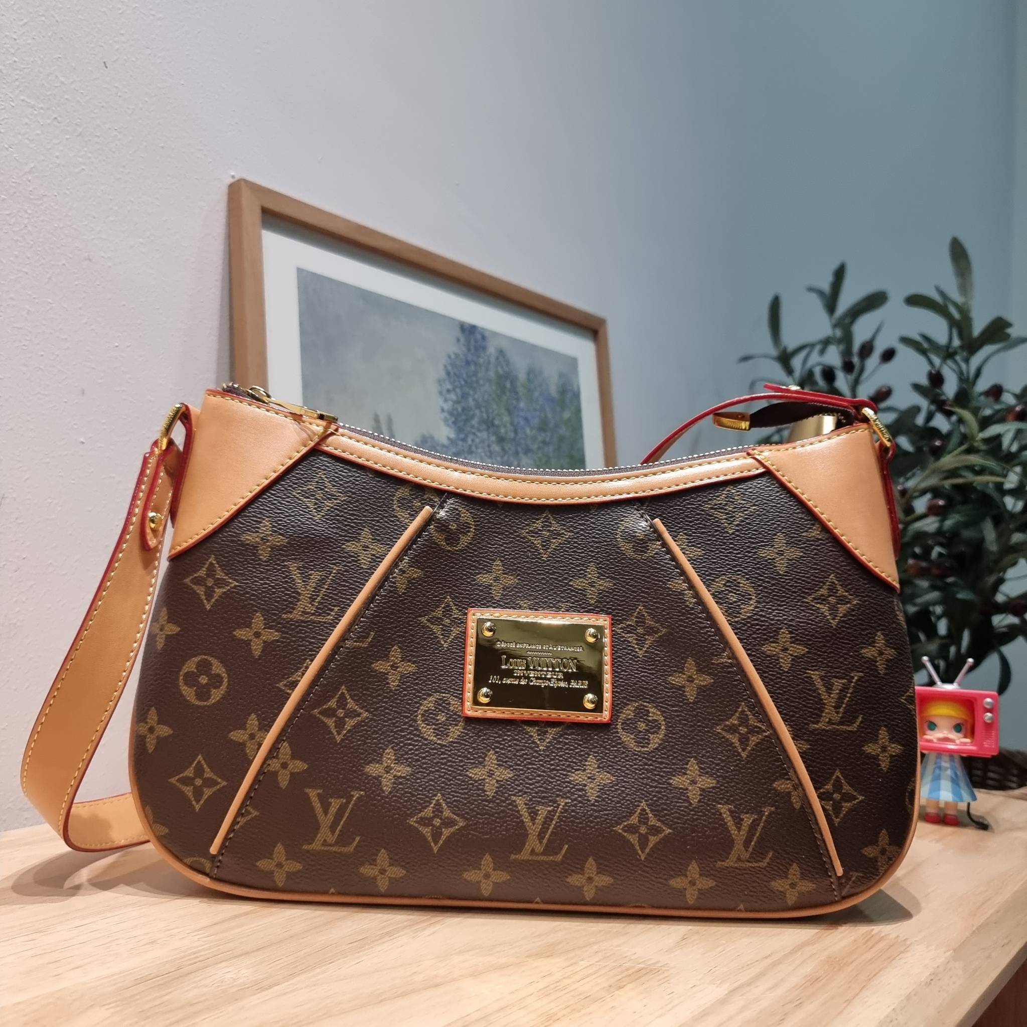 LV THAMES PM MONOGRAM BAG กระเป๋าสะพายไหล่รุ่นยอดฮิตทรงพอช ใบใหญ่กำลังดี สวยดีไซน์คลาสสิควินเทจ สายสะพายในตัวใช้งานได้คล่องตัว