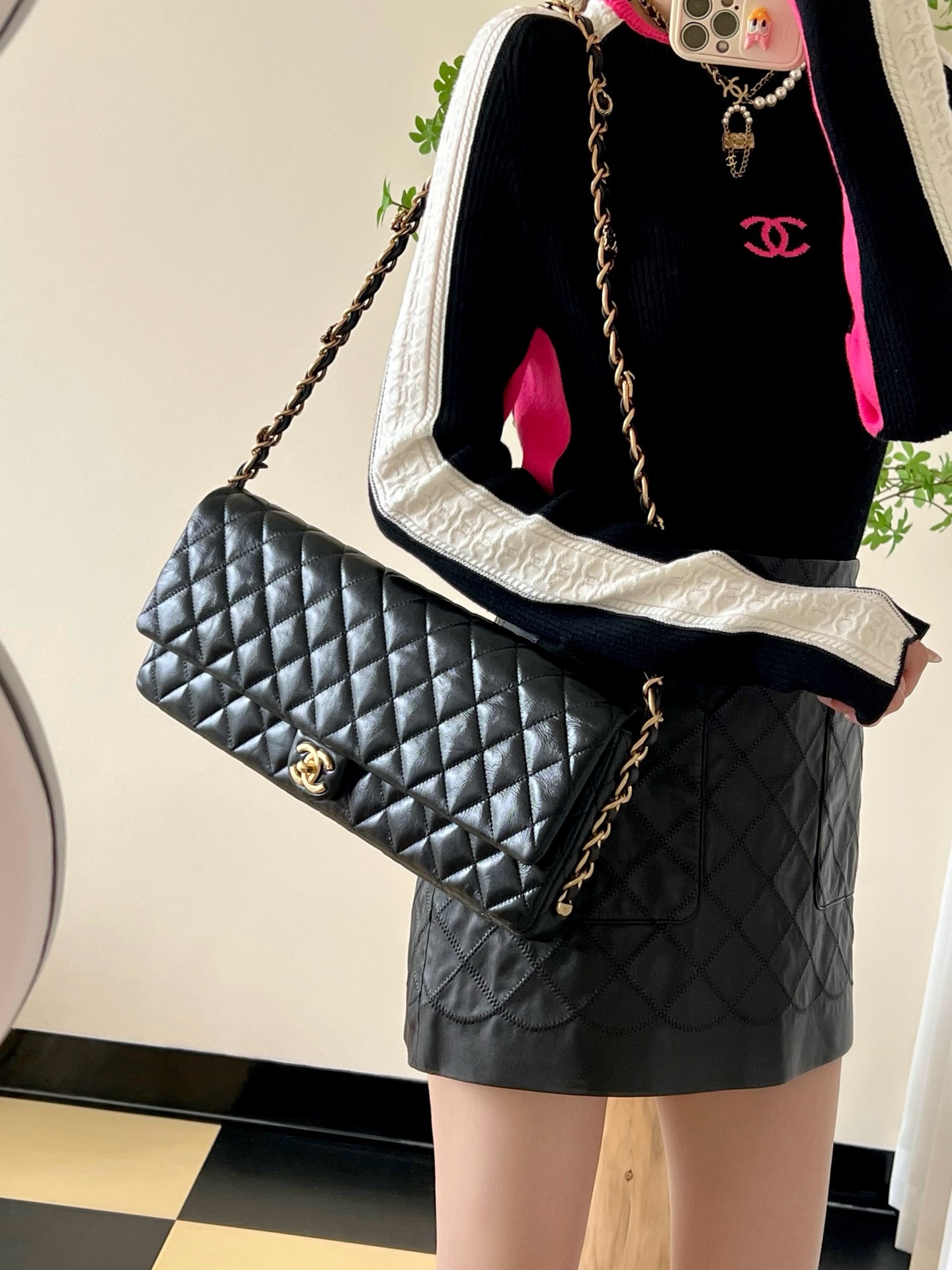 CHANEL Clutch Flap Bag กระเป๋าสะพายทรงคลาสสิค ไซส์ยาวพิเศษ หนังเรียบเงาผิวสัมผัสนุ่มลื่นมาก สวยหรูดูแพง ถือเป็นคลัชหรือสะพายไหล่ได้เก๋ๆ ใช้ยังไงก็ดูหรู ด้วยดีไซน์เฉพาะตัว ใบจริงสวยคมมาก
