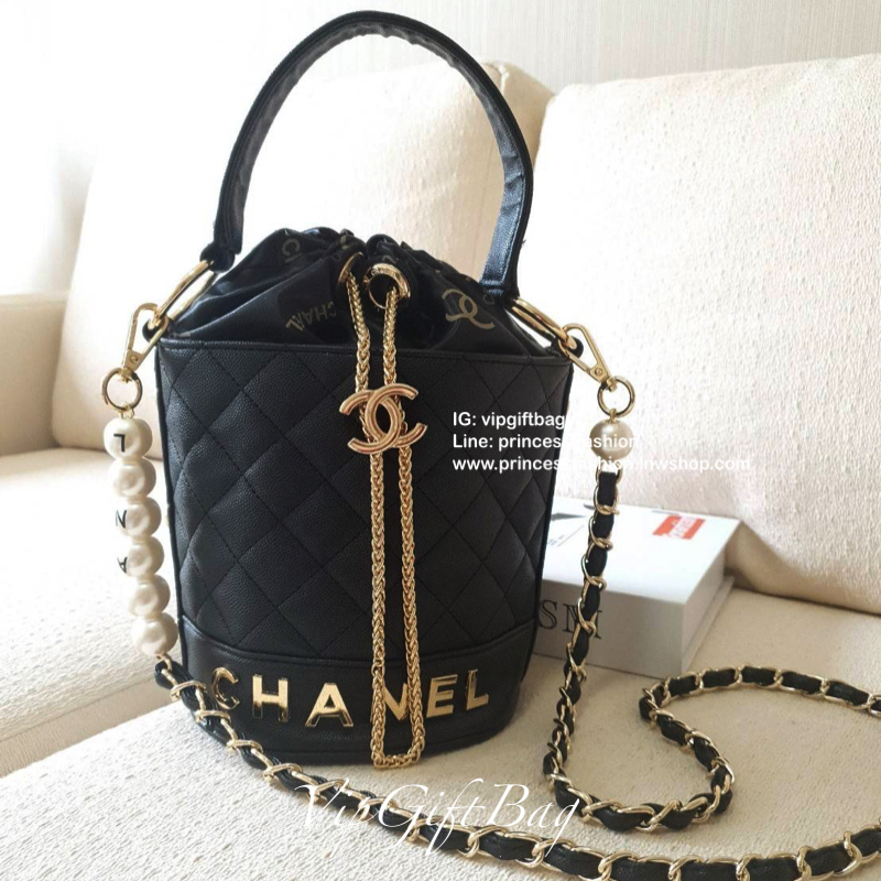 กรี้ดสลบสำหรับรุ่นนี้ งานหรูในราคาสบายกระเป๋ากับ CHANEL VIP GIFT(GWP) ของแท้ 100% จากเคาเตอร์แบรนด์ CHANEL ทรงจีบแบบกลมที่กำลังมาแรง ขนาดกำลังดี วัสดุหนัง CAVIER หูรูดโซ่อะไหล่ทอง ด้านในบุผ้าไนลอนปั้มแบรนด์ ใส่โทรศัพท์ได้ทุกรุ่น พร้อมของจุกจิก มีช่องซิปอี