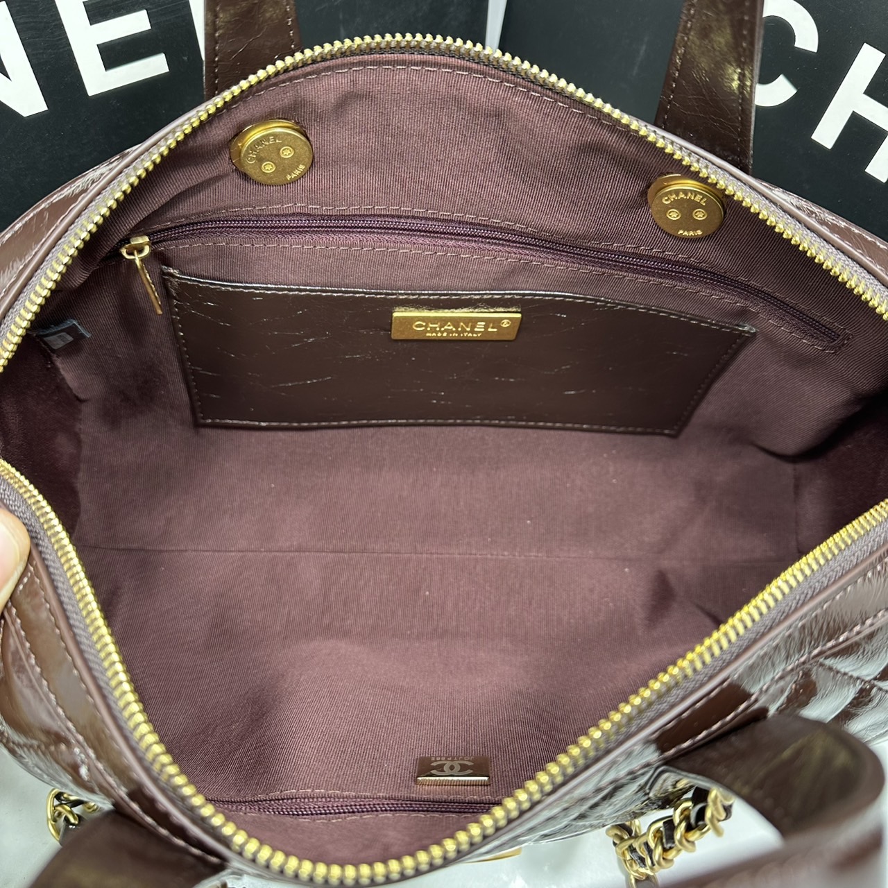 ORI หนังแท้ | Chanel Large Bowling Bag Crumpled Leather / Chanel Keepall Bag กระเป๋าถือ กระเป๋าสะพายรุ่นใหม่ล่าสุด ดีไซน์หนังยับเงา รูปแบบเรียบหรูหราใช้งานง่าย สวยงามตามแบบฉบับแบรนด์