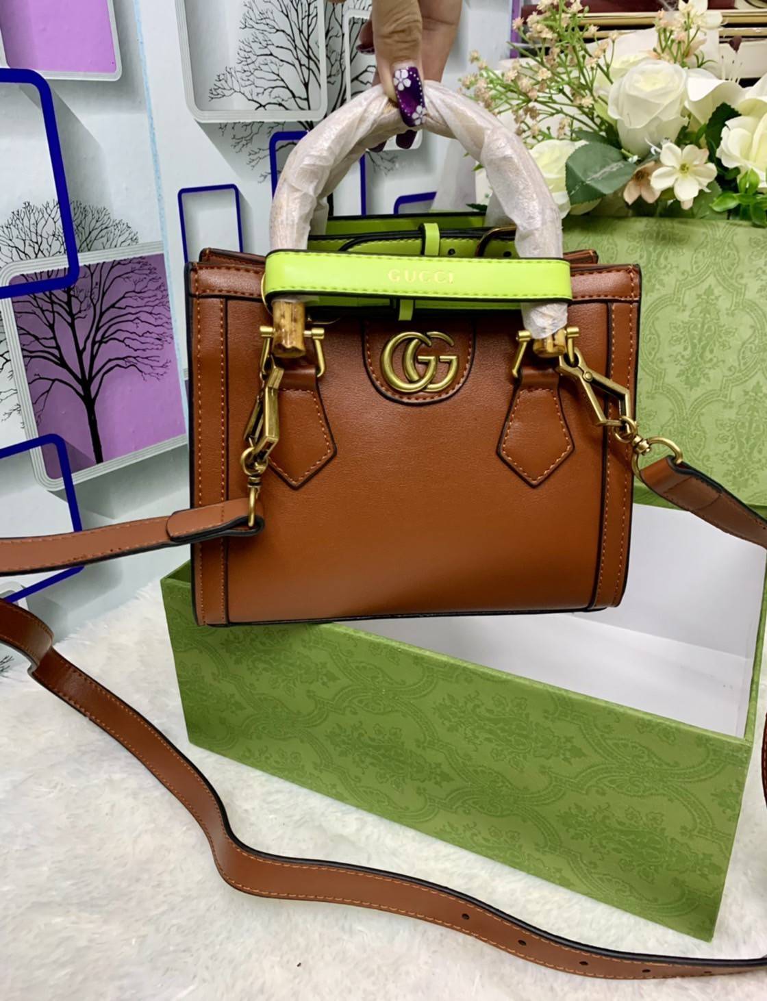 กระเป๋า GUCCI สไตล์งานหูไม้ไผ่ Size mimi รุ่น Gucci Diana Bag กระเป๋าสุดคลาสสิกดีไซน์มาใหม่พร้อมเข็ดขัดหนังสีสะท้อนแสงประดับตรงหูกระเป๋า กระเป๋าทรง tote วัสดุหนังแท้ (calfskin) อะไหล่ทอง ขนาดกำลังดี งานสวยตั้งอยู่ทรง มีสายสะพายยาว 1เส้น สามารถปรับระดับได้