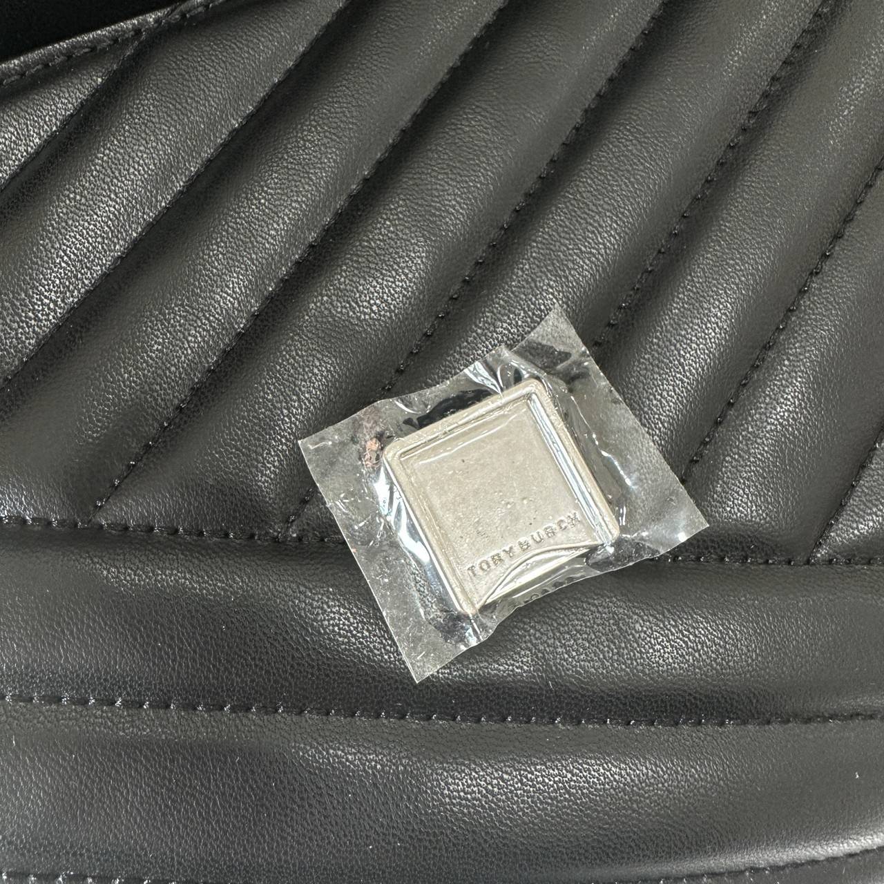 TORY BURCH KIRA CHEVRON CONVERTIBLE SHOULDER BAG กระเป๋าสะพายไซส์ใหญ่ หรูหราสุดคลาสสิก วัสดุหนังแกะทั้งใบ เปิด-ปิดด้วยกระดุมแม่เหล็ก ภายในเป็นช่องโล่ง ใส่ของสำคัญได้ครบ สายสะพายในตัวปรับได้ 2 แบบ สะพายไหล่โซ่คู่หรือจะ ครอสบอดี้ก็เริ่ดคะ