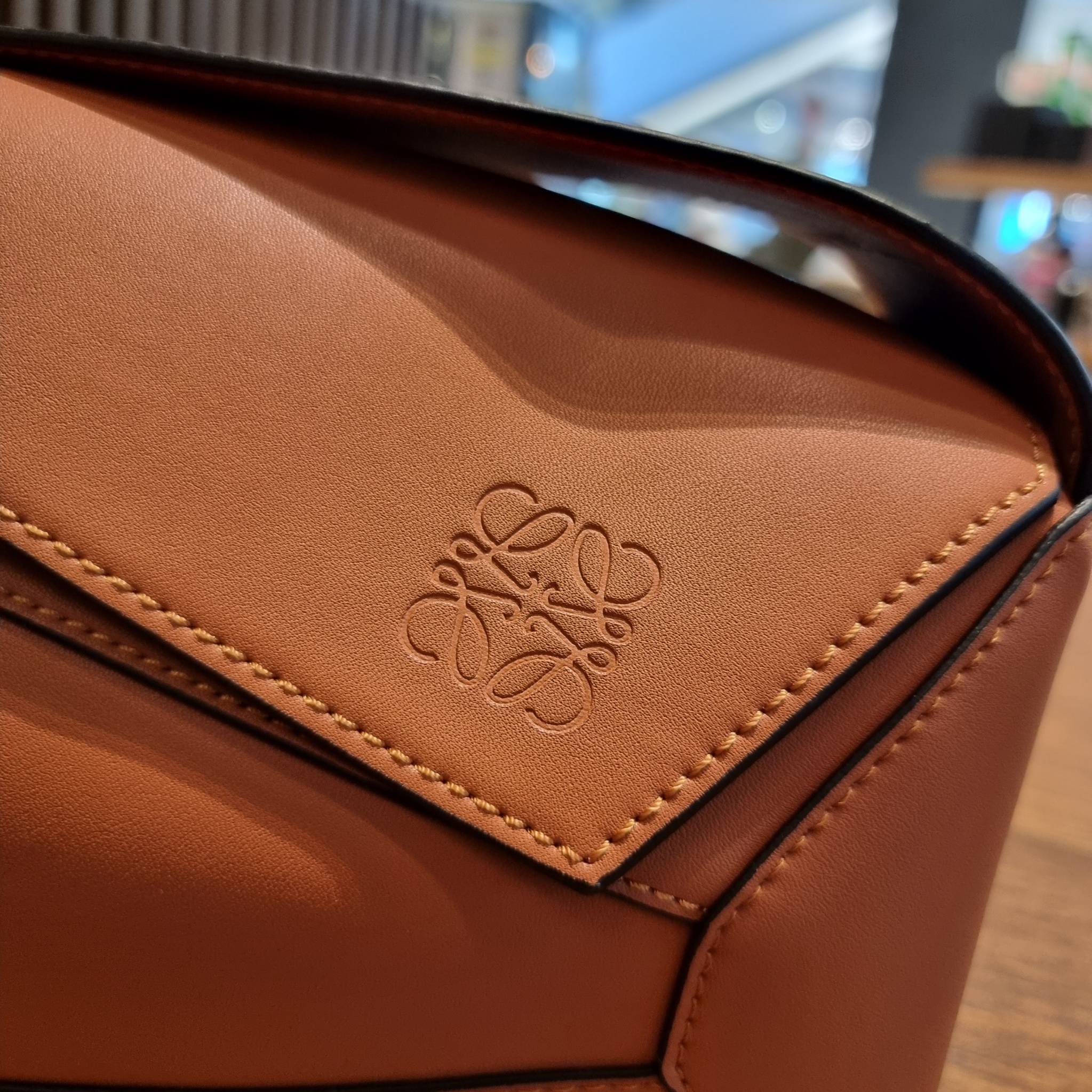 LOEWE PUZZLE HOBO BAG ใหม่ล่าสุด กับแบรนด์ที่มีดีไซน์โดดเด่นเป็นเอกลักษณ์ สวยหรูทุกรุ่นจริงๆ!! กระเป๋าสะพายโฮโบ ทรงสวย สไตล์พัซเซิลคลาสสิค วัสดุหนังวัวฟอกสี นิ่มมือ ฟินมาก!! เปิดใช้งานด้วยซิป ที่ภายในโล่งกว้าง ใส่ของสำคัญได้ครบไม่มีพลาด แบบสบายๆ มาพร้อมสา