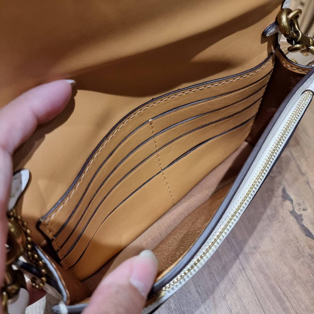 COACH C3824 FOLDOVER CROSSBODY CLUTCH IN SIGNATURE JACQUARD คลัทช์เก๋ๆที่สาวๆตามหา 2IN1 ไปอีกหนึ่ง!! กระเป๋าสะพายทรงคลัชท์ ใช้งานได้ถึง 2 แบบ จะพกเดี่ยวๆแทนกระเป๋าสตางค์ หรือคล้องสายสะพายข้าง สะพายชิคๆคูลๆ ก็ได้อีก มันดีงามมากทุกสี เพราะความละมุนของผ้า ja