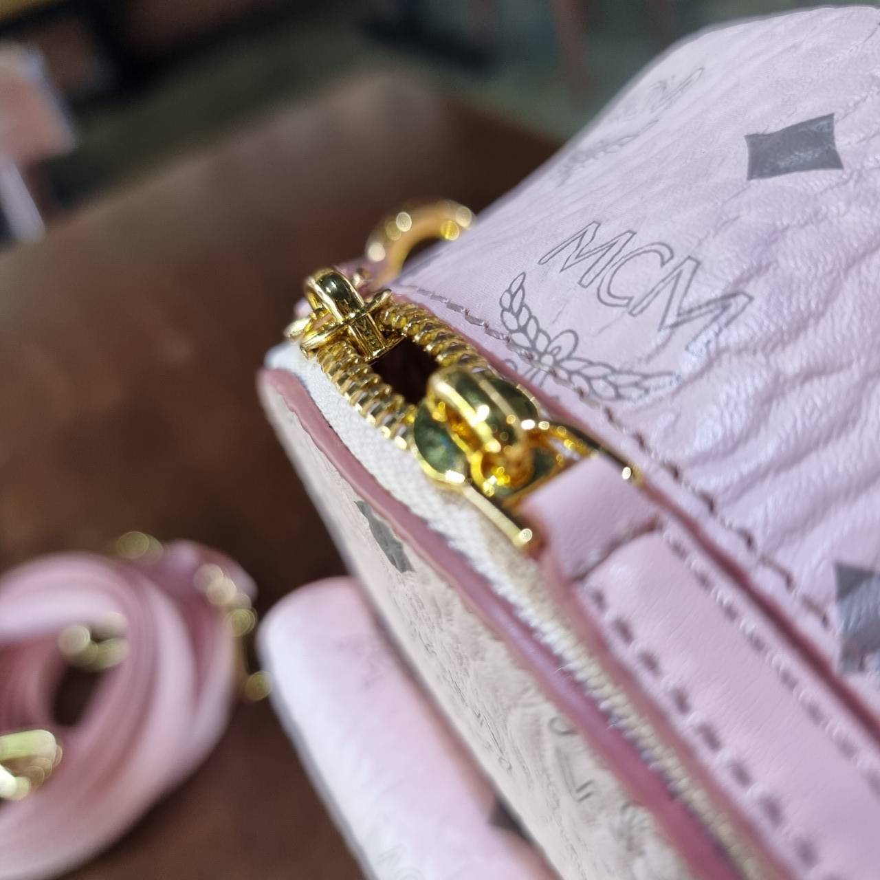 M.C.M PATRICIA BACKPACK IN VISETOS กระเป๋าสะพายไซส์ x-mini ดีเทลละเอียด ลูกเล่นเยอะ สายสะพายปรับใช้ได้หลากหลายสไตล์ ชิคมาก ปังมากค่ะแม่!! สะพายเป็นเป้ สะพายครอสบอดี้ หรือสะพายคาดอกก็ยังได้ หรือเอาสายออก ถือเดี่ยวๆก็สวยได้ไม่ธรรมดา วัสดุหนังแคนวาสคุณภาพดี 