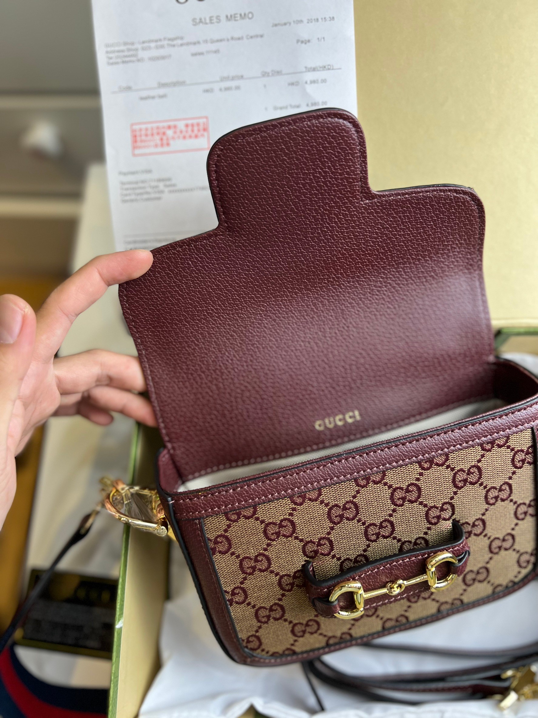 หนังแท้ GUCCI Horsebit 1955 mini bag GG Supreme canvas สีใหม่สวยมากกกก มีมาน้อยน้า สาวๆ ชอบรีบจัดเลยค่าา ที่สุดของรุ่นที่ฮอตหนักมาก คอลเลคชั่นที่ยอดขายดีตั้งแต่วันแรกที่ลง shop ด้วยรูปทรงที่กะทัดรัด ตอบโจทย์ได้ทุกลุค ทุกไลฟ์สไตล์ ใช้งานได้ง่ายคล่องตัว เรี