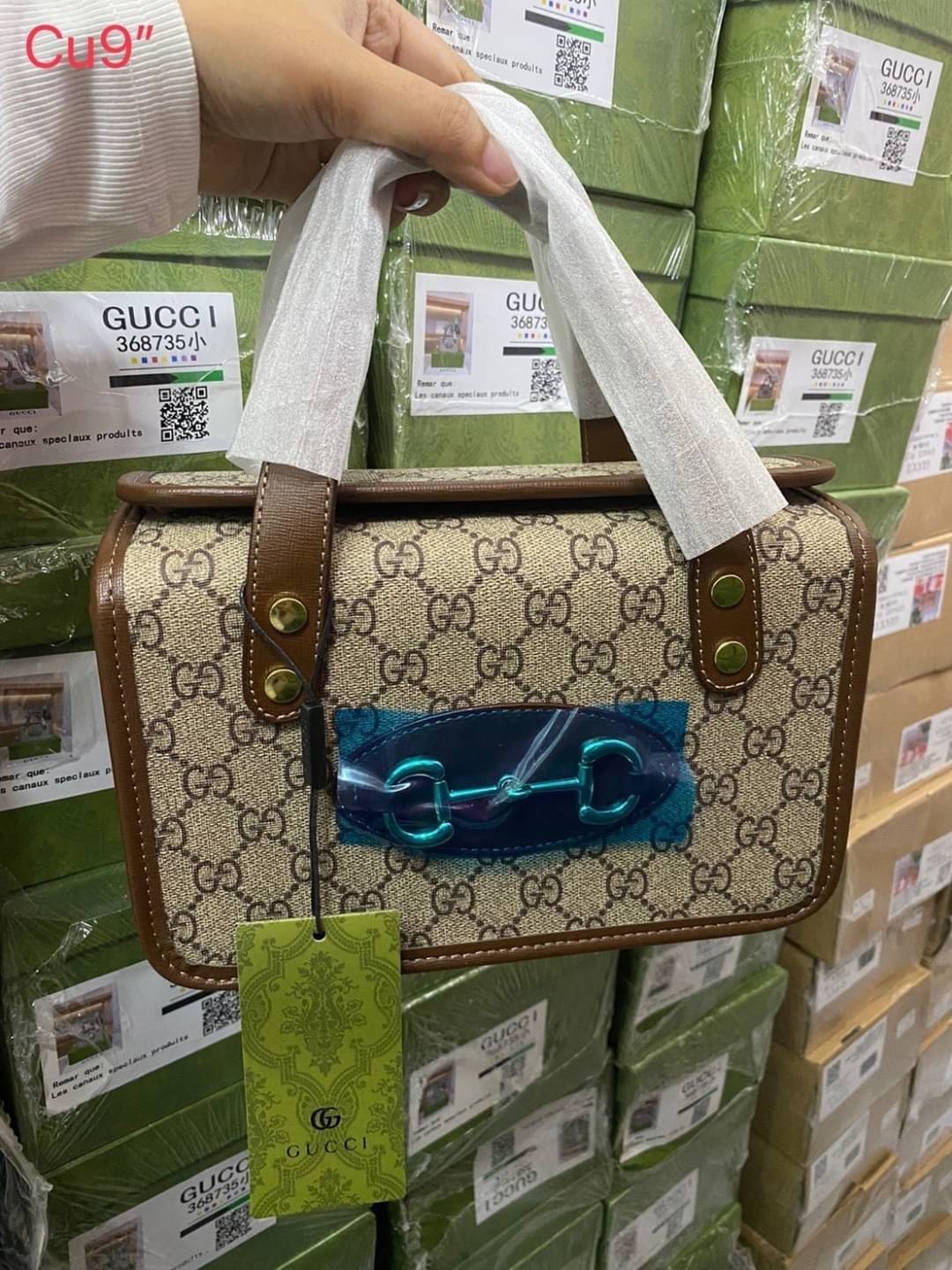 Gucci Horsebit 1955 mini top handle bag กระเป๋าทรงกล่องคอลเลคชั่นใหม่ล่าสุด ดาราเซเลปใช้กันเพียบ ดีไซน์สวย เชื่อได้เลยใบนี้สาวๆต้องหลงรัก จนวางไม่ลงเลยน้า ภาพถ่ายจากงานขายจริง ใช้งานต่างประเทศได้