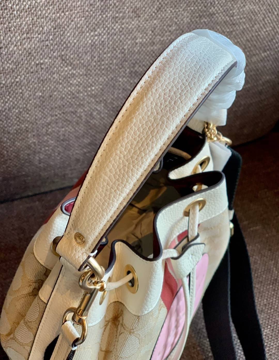 สวยหรู ดูดีมากๆ บอกเลย ไม่มีคือพลาดจร้าา! COACH DEMPSEY DRAWSTRING BUCKET BAG ((C4100//C4102)) พร้อมส่งที่ไทยอีกครั้ง! กระเป๋าทรงขนมจีบ หนังแท้นิ่มสวยมากๆค่ะ จุดเด่นด้านหน้าปั้มโลโก้แบรนด์ ปากกระเป๋าแบบหูรูดใช้งานง่าย ภายในสามารถใส่ของจำเป็นในชีวิตประจำวั