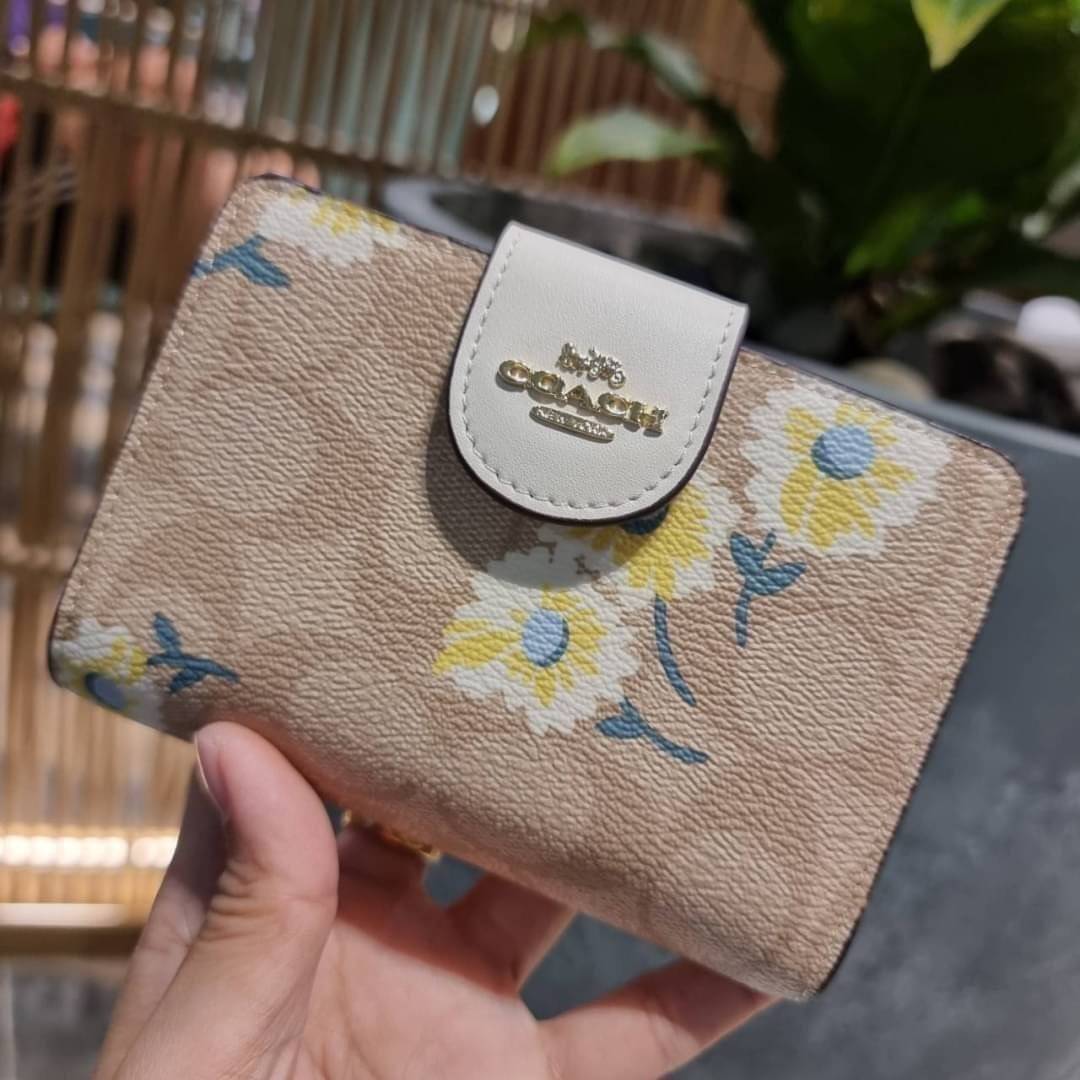 COACH C3375 MEDIUM CORNER ZIP WALLET IN SIGNATURE CANVAS WITH DAISY PRINT ดีไซน์ใหม่ล่าสุด!! คอลเลคชั่นลายพริ้นท์ เพิ่มลูกเล่นให้กระเป๋าสตางค์ของคุณ กับกระเป๋าสตางค์ใบกลาง ขนาดกำลังเหมาะมือ วัสดุหนังแคนวาส ดูแลรักษาง่าย มีช่องใส่บัตรและธนบัตรครบ และช่องซิ
