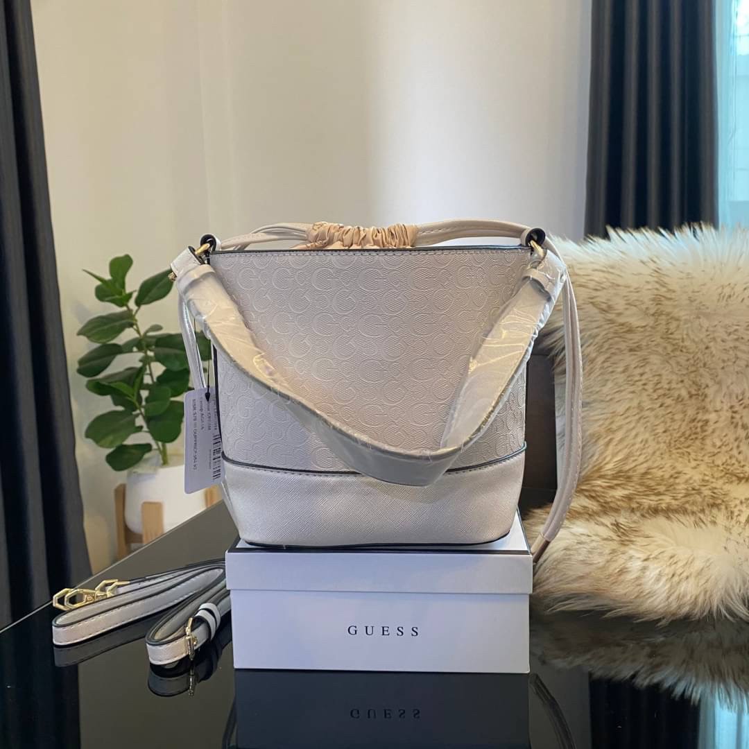 Guess Agata Bucket Handbag กระเป๋ารุ่นใหม่ล่าสุดทรงถังสุดน่ารัก พิมพ์ลายรอบใบ วัสดุ Saffiano PU คุณภาพดี นิ่ม น้ำหนักเบา ด้านหน้าประดับด้วยโลโก้แบรนด์สวยโดดเด่น เปิด-ปิดด้วยเชือกหนังใช้หูรูดปลายเชือกประดับอะไหล่ทองสะดวกใช้ ด้านในโล่งกว้างมีช่องเล็กสำหรับใ