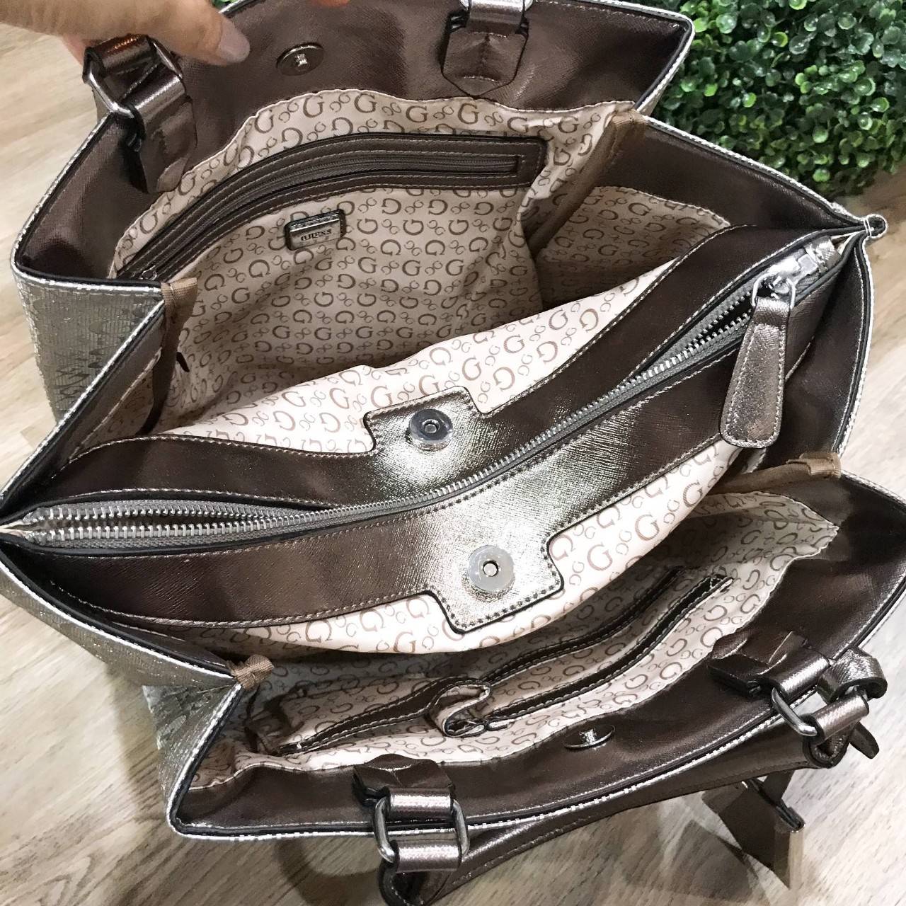 GUESS SINGNATURE SHOPPER BAG (SIZE L) New in! กระเป๋าสะพายnรง tote ขนาดกำลังดี pu. ลายแบรนด์รอบใบ น้ำหนักเบา ภายในแบ่งช่อง เป็นสัดส่วน จุได้เยอะ ใ่ A4 ของใช้ได้เยอะ มีช่องซิป และช่องเล็กค่ะ